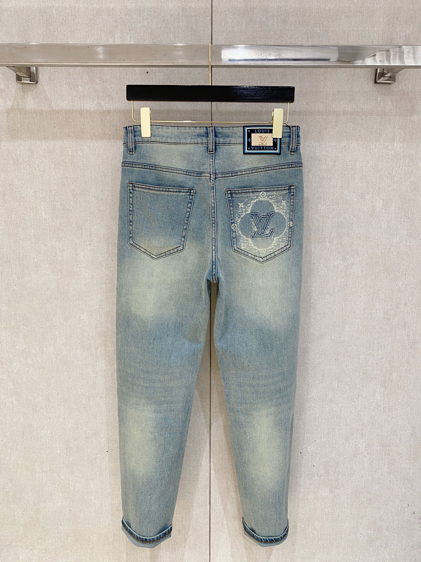  官网专柜同步有售，原单狠货，超级有范儿的一款牛仔裤，定制原版水洗牛仔面料，独特设计，顶级印花工艺字母图