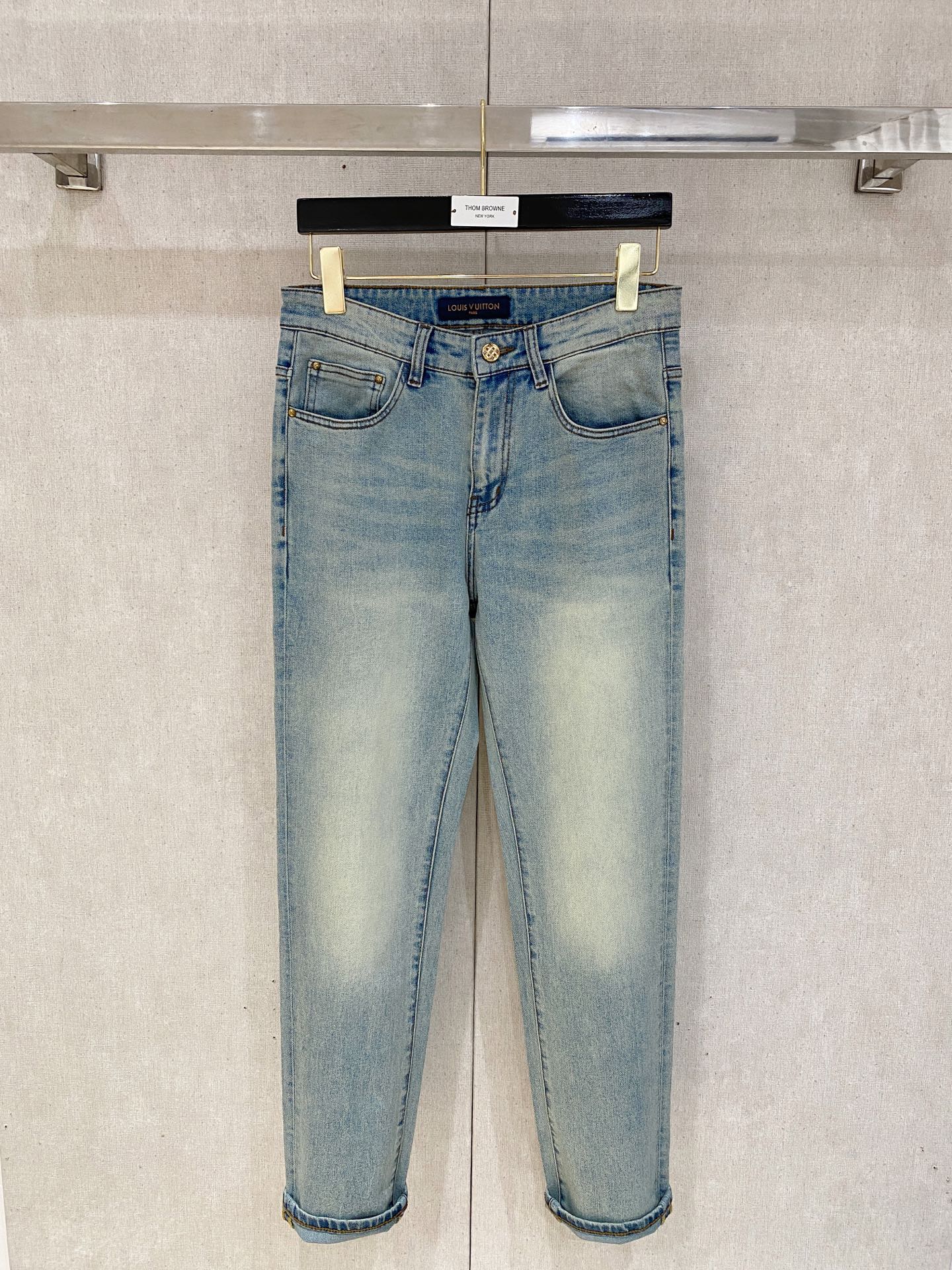  官网专柜同步有售，原单狠货，超级有范儿的一款牛仔裤，定制原版水洗牛仔面料，独特设计，顶级印花工艺字母图