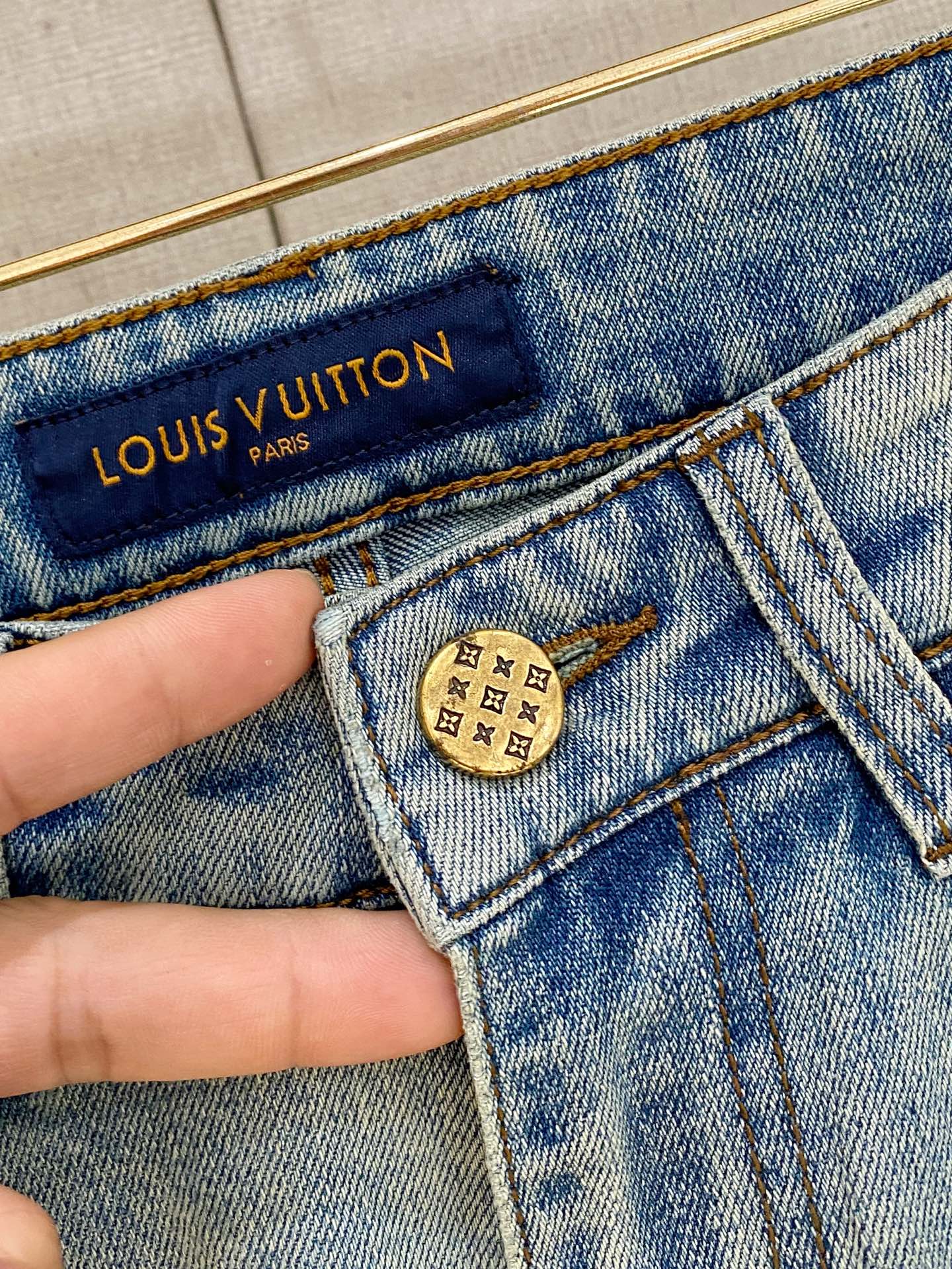  官网专柜同步有售，原单狠货，超级有范儿的一款牛仔裤，定制原版水洗牛仔面料，独特设计，顶级印花工艺字母图