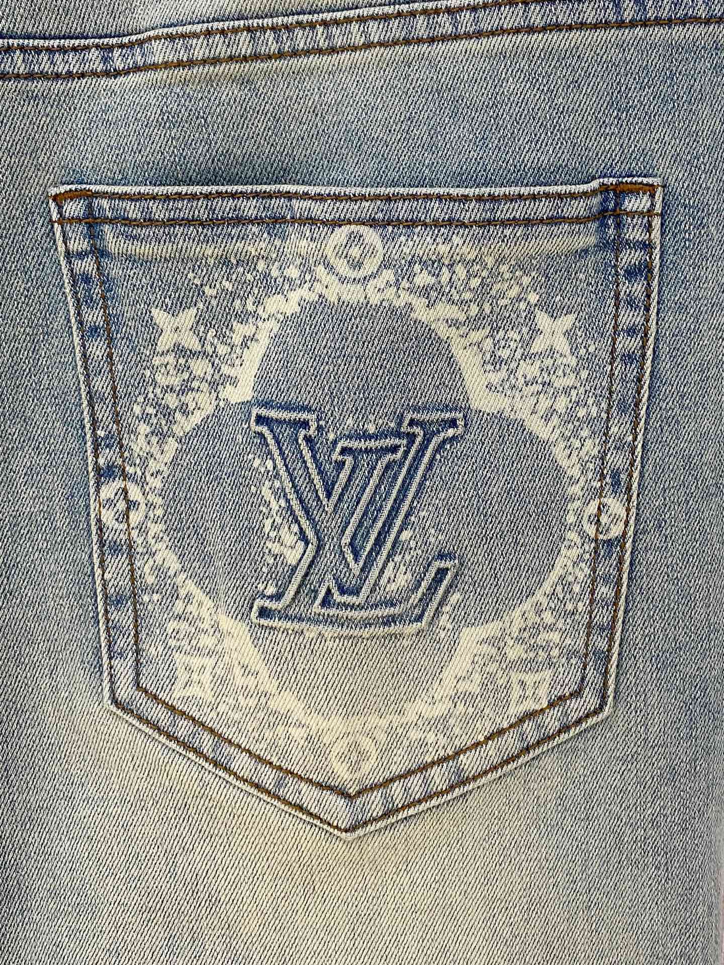  官网专柜同步有售，原单狠货，超级有范儿的一款牛仔裤，定制原版水洗牛仔面料，独特设计，顶级印花工艺字母图