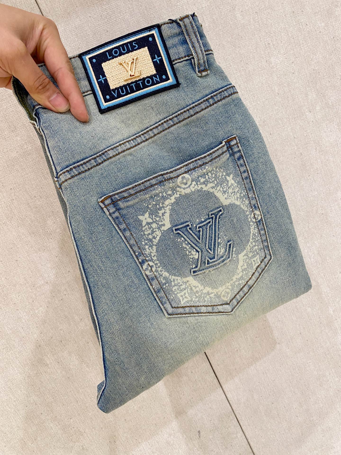  官网专柜同步有售，原单狠货，超级有范儿的一款牛仔裤，定制原版水洗牛仔面料，独特设计，顶级印花工艺字母图