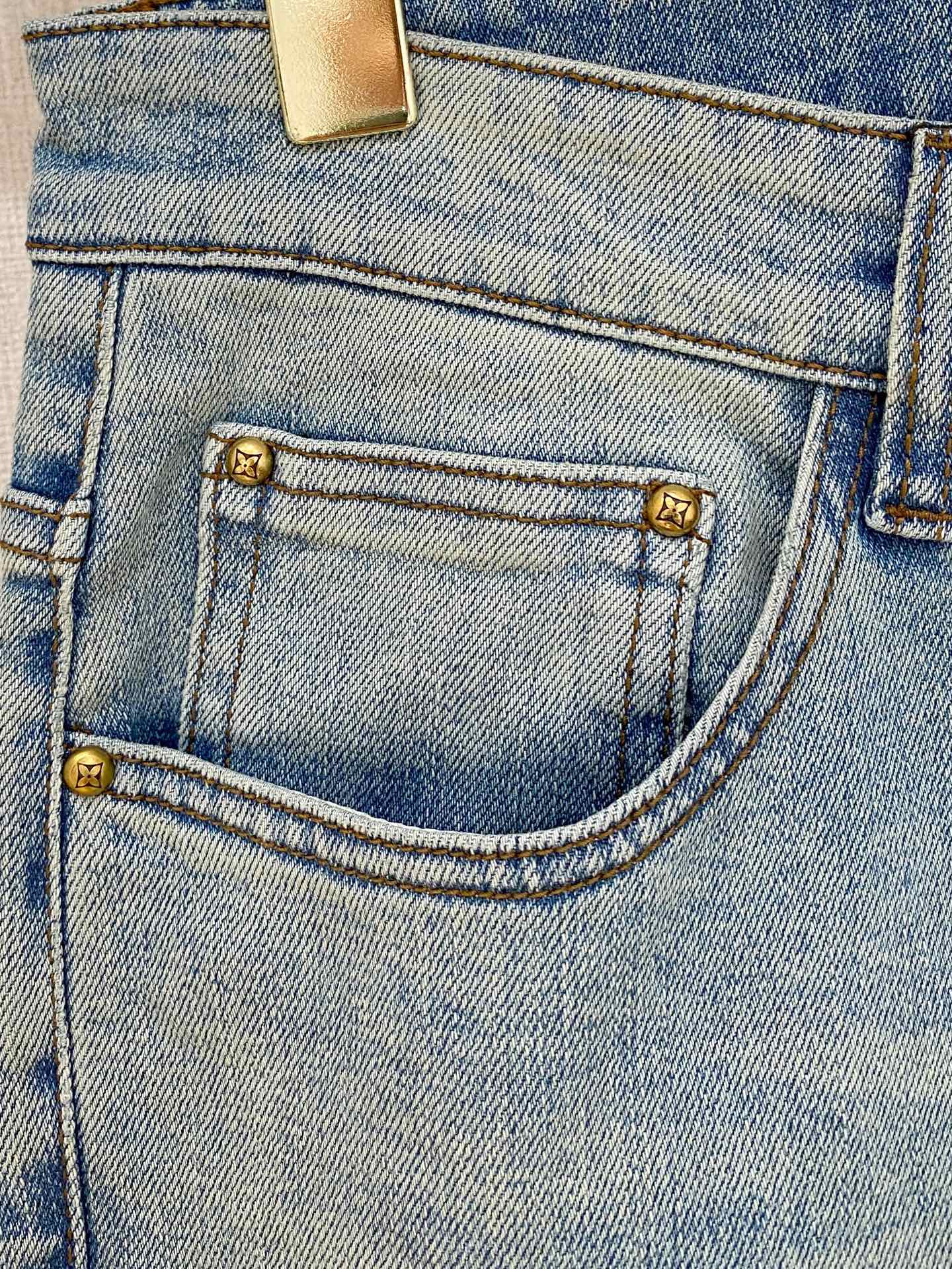  官网专柜同步有售，原单狠货，超级有范儿的一款牛仔裤，定制原版水洗牛仔面料，独特设计，顶级印花工艺字母图