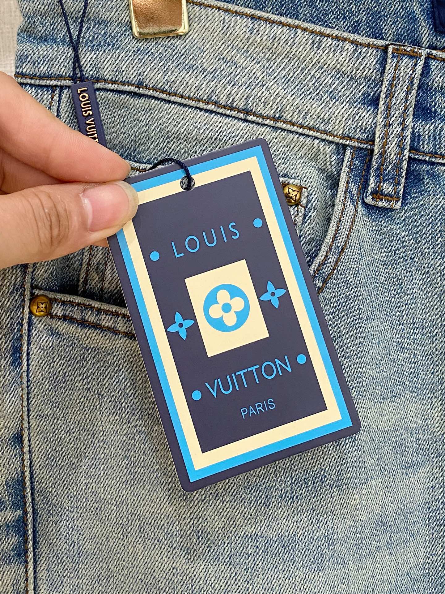  官网专柜同步有售，原单狠货，超级有范儿的一款牛仔裤，定制原版水洗牛仔面料，独特设计，顶级印花工艺字母图