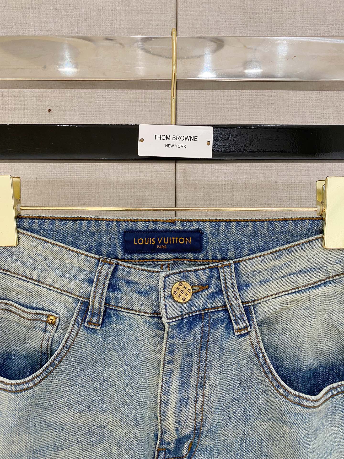  官网专柜同步有售，原单狠货，超级有范儿的一款牛仔裤，定制原版水洗牛仔面料，独特设计，顶级印花工艺字母图