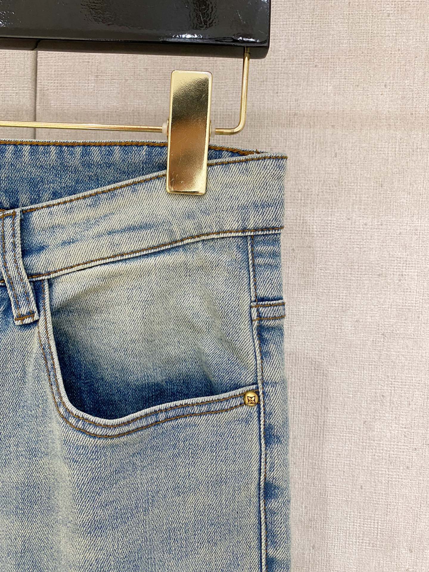  官网专柜同步有售，原单狠货，超级有范儿的一款牛仔裤，定制原版水洗牛仔面料，独特设计，顶级印花工艺字母图