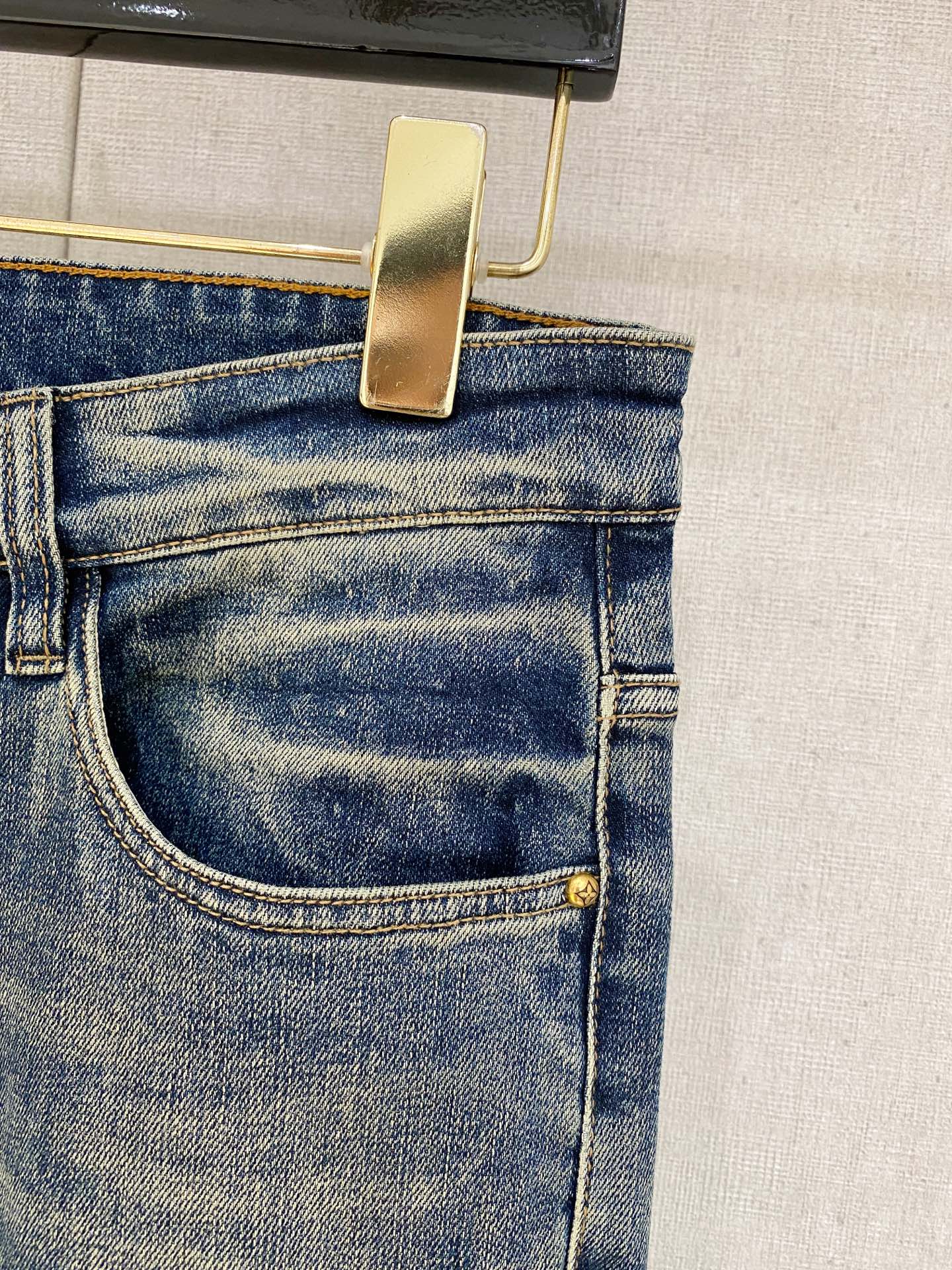  官网专柜同步有售，原单狠货，超级有范儿的一款牛仔裤，定制原版水洗牛仔面料，独特设计，顶级印花工艺字母图