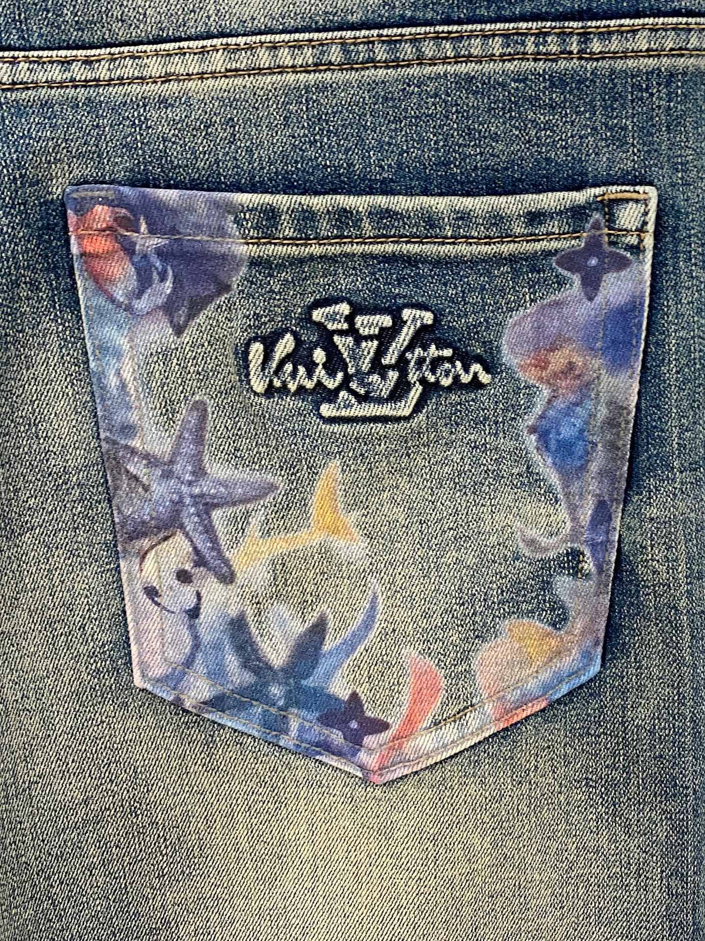  官网专柜同步有售，原单狠货，超级有范儿的一款牛仔裤，定制原版水洗牛仔面料，独特设计，顶级印花工艺字母图