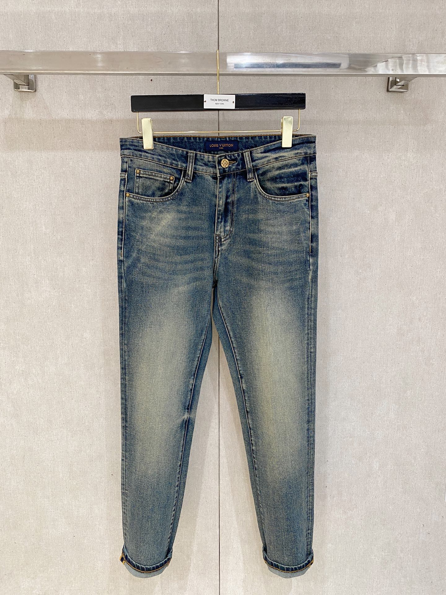  官网专柜同步有售，原单狠货，超级有范儿的一款牛仔裤，定制原版水洗牛仔面料，独特设计，顶级印花工艺字母图