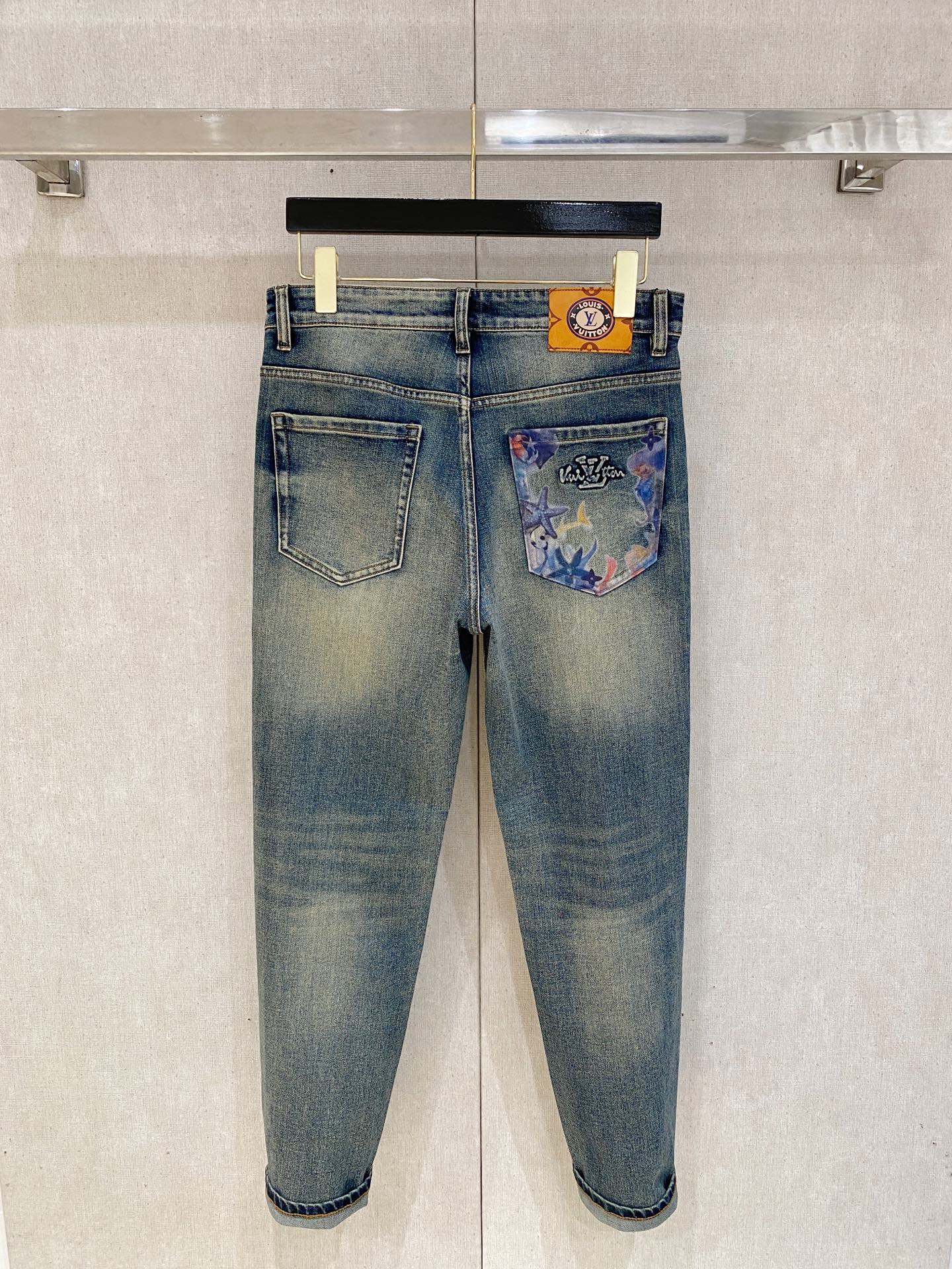  官网专柜同步有售，原单狠货，超级有范儿的一款牛仔裤，定制原版水洗牛仔面料，独特设计，顶级印花工艺字母图