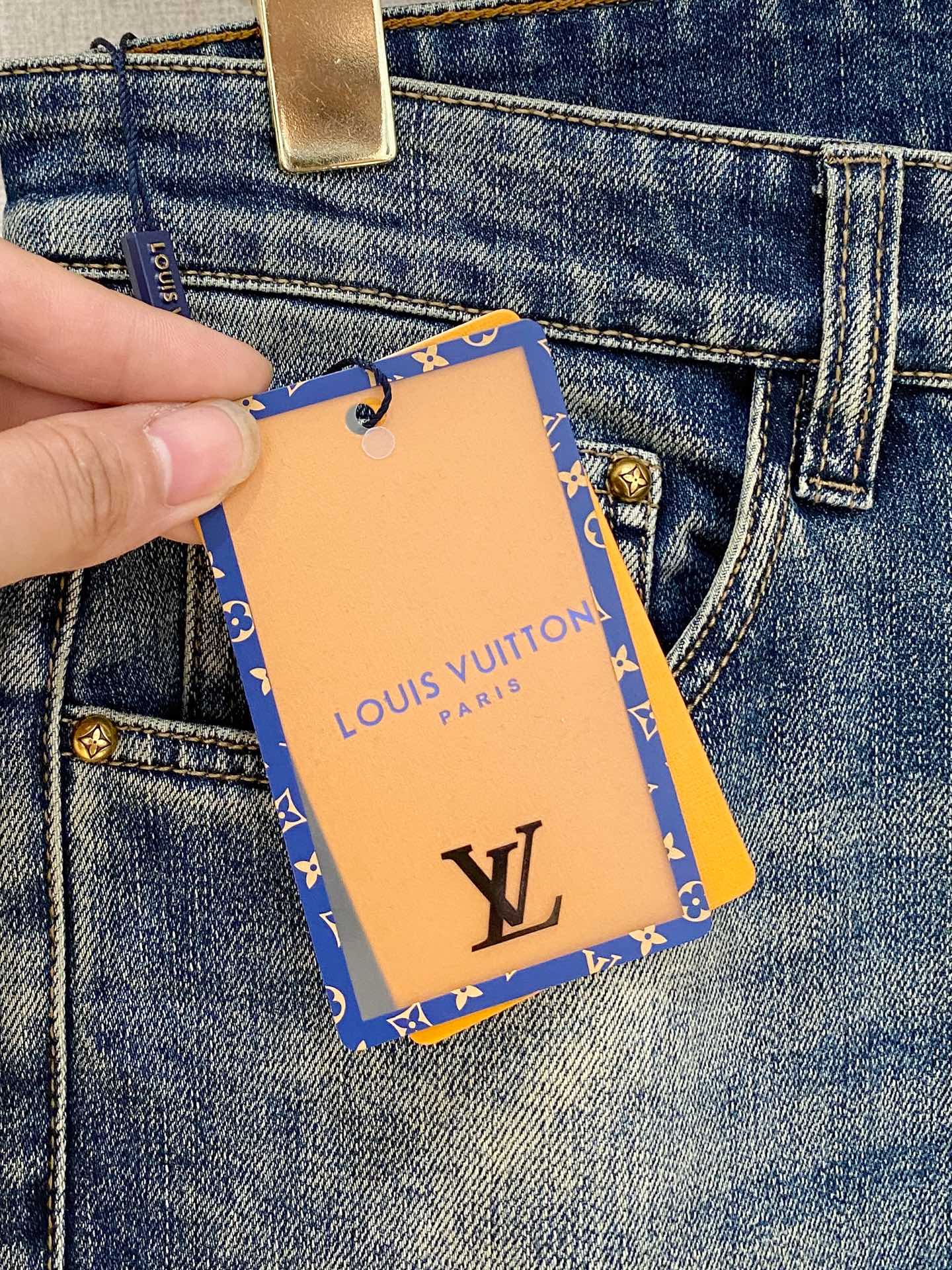  官网专柜同步有售，原单狠货，超级有范儿的一款牛仔裤，定制原版水洗牛仔面料，独特设计，顶级印花工艺字母图