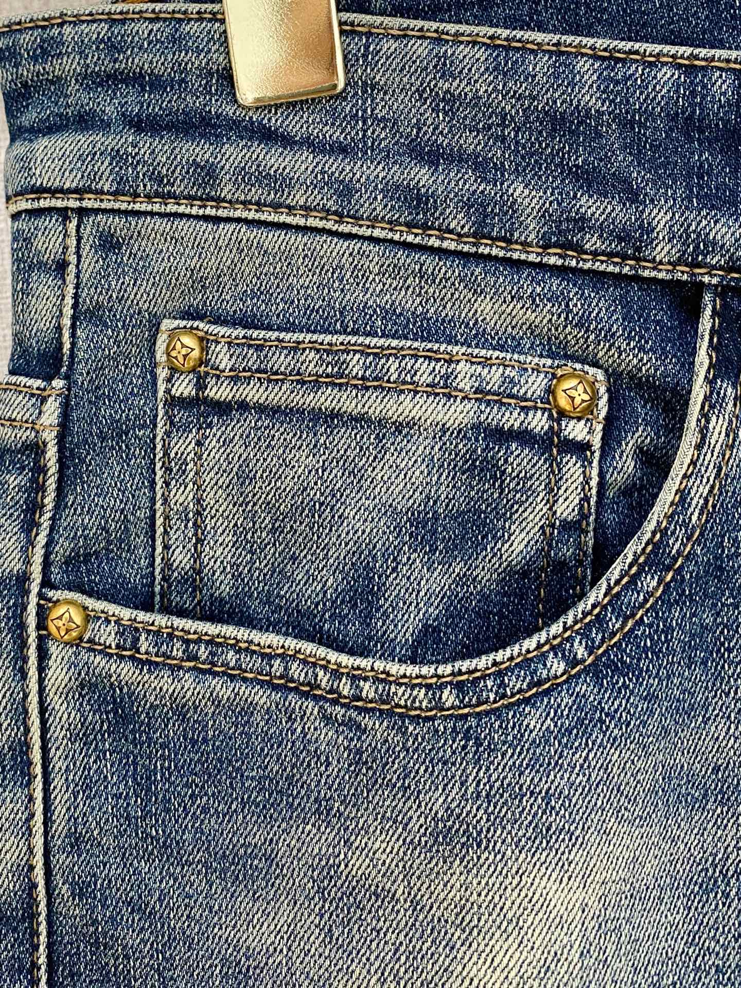  官网专柜同步有售，原单狠货，超级有范儿的一款牛仔裤，定制原版水洗牛仔面料，独特设计，顶级印花工艺字母图