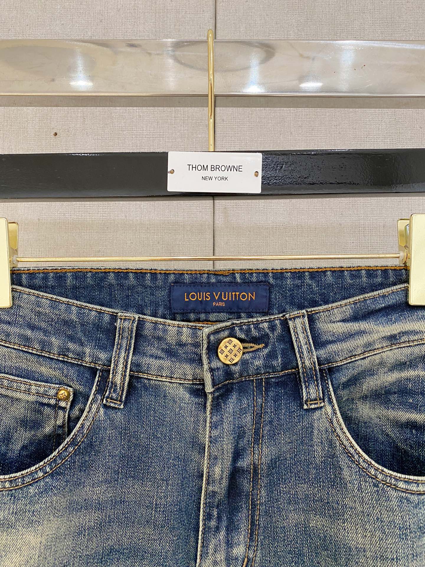  官网专柜同步有售，原单狠货，超级有范儿的一款牛仔裤，定制原版水洗牛仔面料，独特设计，顶级印花工艺字母图