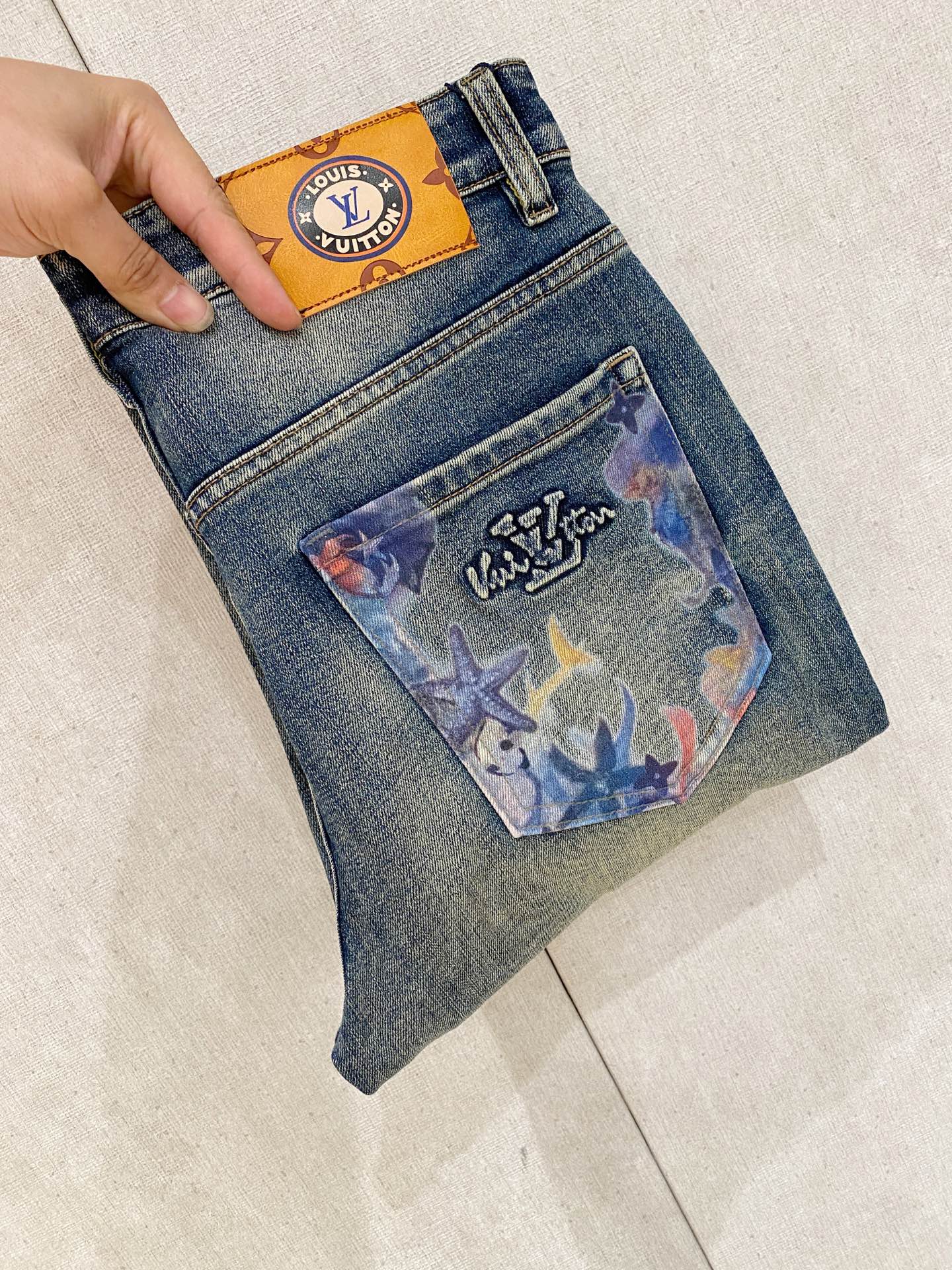  官网专柜同步有售，原单狠货，超级有范儿的一款牛仔裤，定制原版水洗牛仔面料，独特设计，顶级印花工艺字母图