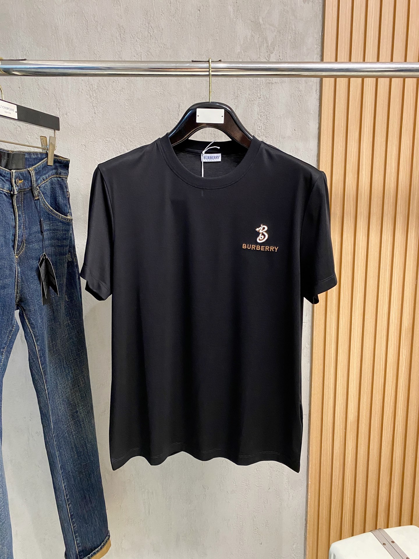 NO:493615,Burberry's new spring and summer new model in the first counter with the latest round neck short sleeves, high-end customization, avant-garde and fashionable design!  Brand logo heavy craft design, high-end customized 100 double-sided mercerated cotton fabric, soft feel, comfortable to wear, exquisite counter-level car line, fine workmanship, invincible and handsome upper body effect!  A must-have item for handsome men!  Code number M-3xL, burberry, T-shirt, alexander wang19860909巴宝莉 2025春夏新款首发专柜最新款圆领短袖 高端订制 设计前卫时尚！品牌logo重工艺设计 高端定制100支双面丝光棉面料.手感柔软.穿着舒适.专柜级别精致车线.做工精细.上身效果无敌帅气！型男必备单品！码数M-3xL,,burberry,T-shirt,alexander wang,Men's clothing