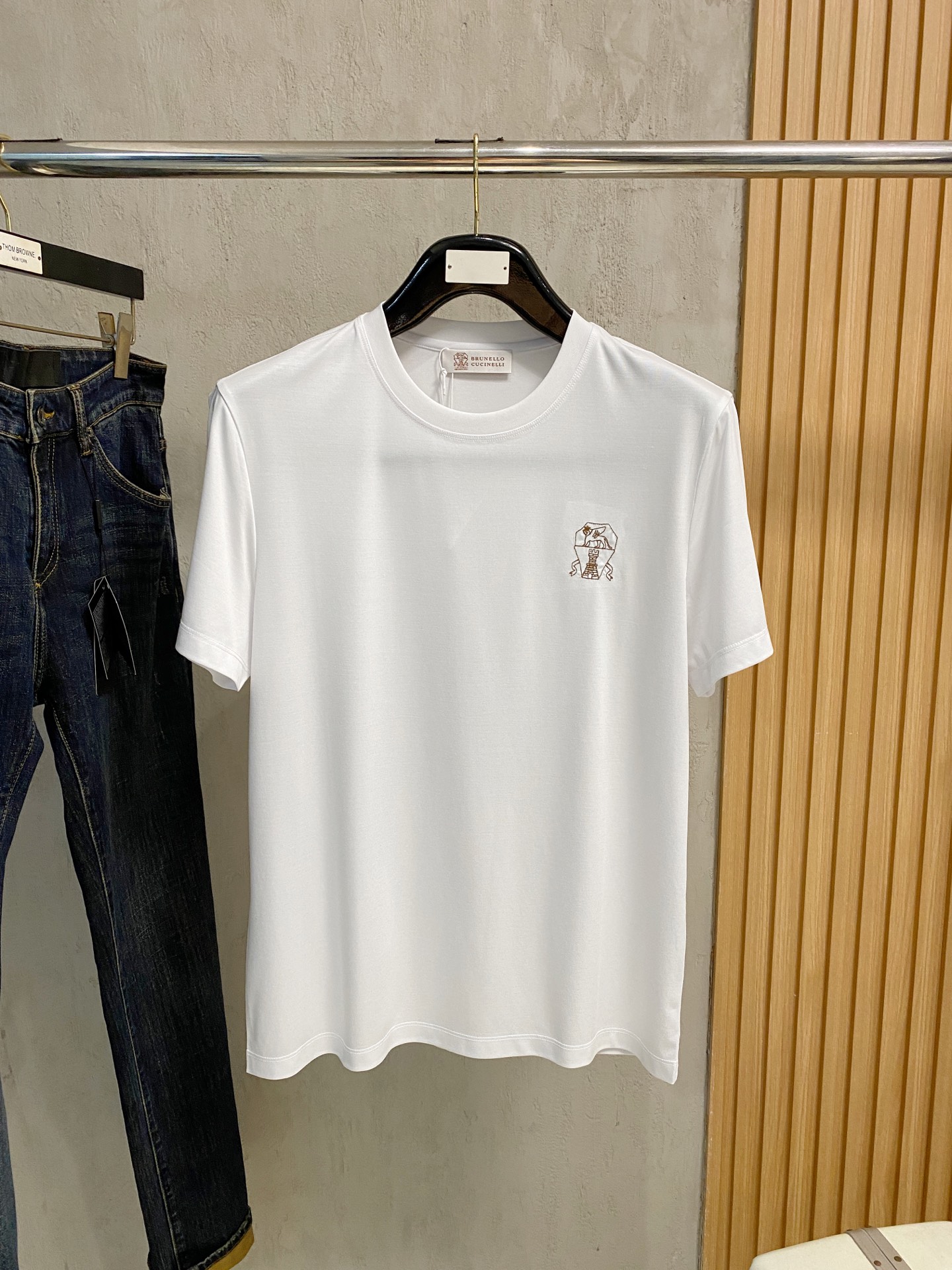 NO:491053,BC 2025 spring and summer new styles are the latest round neck short sleeves in the counter, high-end customization, avant-garde and fashionable design!  Brand logo heavy craft design, high-end customized double-sided mercerized cotton fabric, soft feel, comfortable to wear, exquisite counter-level car line, fine workmanship, invincible and handsome upper body effect!  A must-have item for handsome men!  Code number M-3xL, T-shirt, alexander wang19860909BC 2025春夏新款首发专柜最新款圆领短袖 高端订制 设计前卫时尚！品牌logo重工艺设计 高端定制支双面丝光棉面料.手感柔软.穿着舒适.专柜级别精致车线.做工精细.上身效果无敌帅气！型男必备单品！码数M-3xL,,T-shirt,alexander wang,Men's clothing