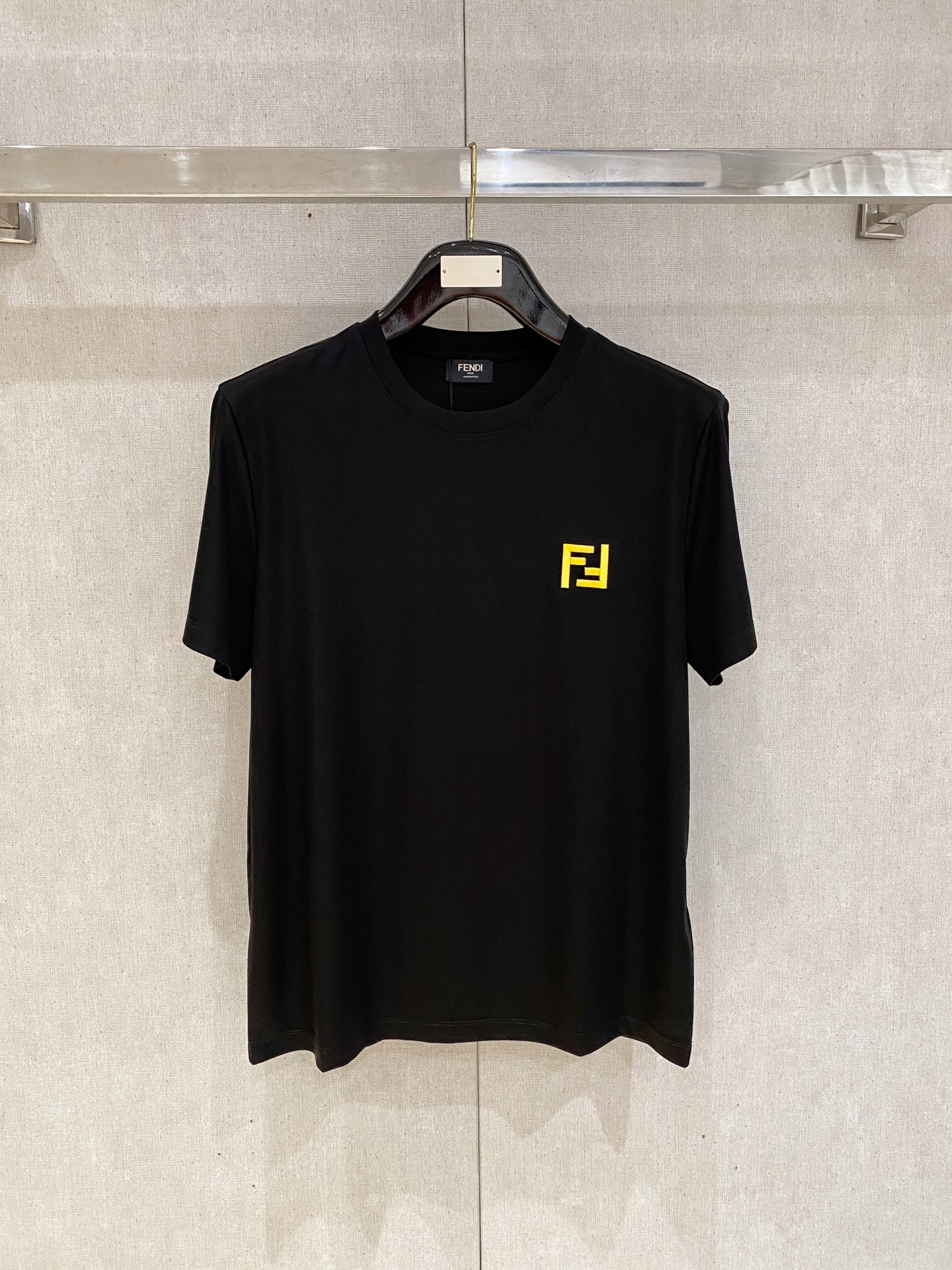 NO:463136,Fendi 2025 spring and summer new styles are the latest round neck short sleeves in the counter, high-end customization, avant-garde and fashionable design!  Brand logo heavy craft design, high-end customized 100 double-sided mercerated cotton fabric, soft feel, comfortable to wear, exquisite counter-level car line, fine workmanship, invincible and handsome upper body effect!  A must-have item for handsome men!  Code number M-3xL, fendi, T-shirt, alexander wang19860909芬迪 2025春夏新款首发专柜最新款圆领短袖 高端订制 设计前卫时尚！品牌logo重工艺设计 高端定制100支双面丝光棉面料.手感柔软.穿着舒适.专柜级别精致车线.做工精细.上身效果无敌帅气！型男必备单品！码数M-3xL,,fendi,T-shirt,alexander wang,Men's clothing