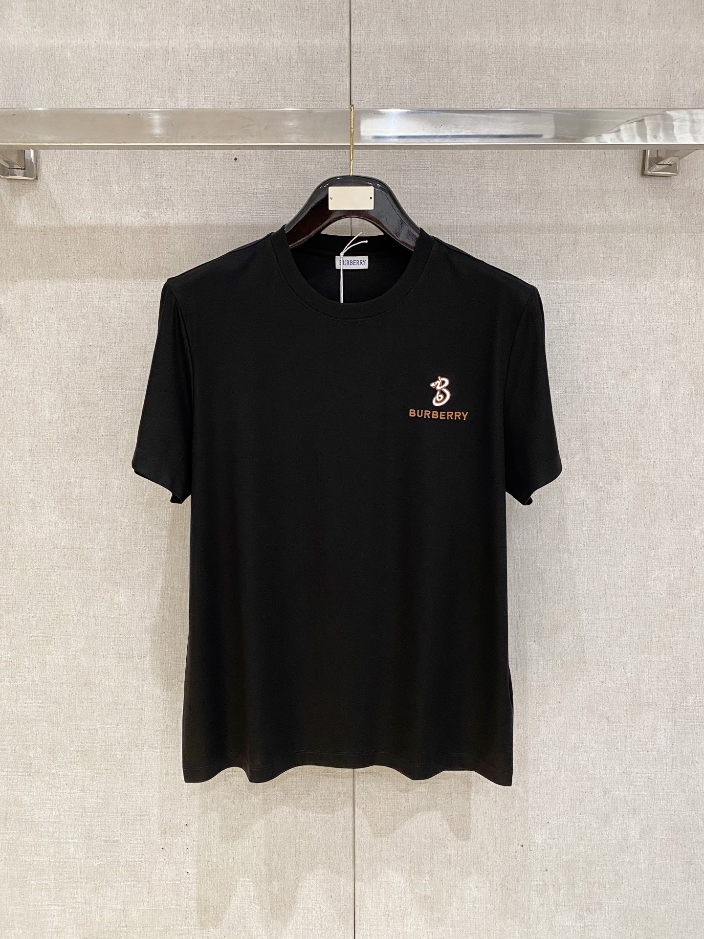 NO:465160,Burberry's new spring and summer new model in the first counter with the latest round neck short sleeves, high-end customization, avant-garde and fashionable design!  Brand logo heavy craft design, high-end customized 100 double-sided mercerated cotton fabric, soft feel, comfortable to wear, exquisite counter-level car line, fine workmanship, invincible and handsome upper body effect!  A must-have item for handsome men!  Code number M-3xL, burberry, T-shirt, alexander wang19860909巴宝莉 2025春夏新款首发专柜最新款圆领短袖 高端订制 设计前卫时尚！品牌logo重工艺设计 高端定制100支双面丝光棉面料.手感柔软.穿着舒适.专柜级别精致车线.做工精细.上身效果无敌帅气！型男必备单品！码数M-3xL,,burberry,T-shirt,alexander wang,Men's clothing