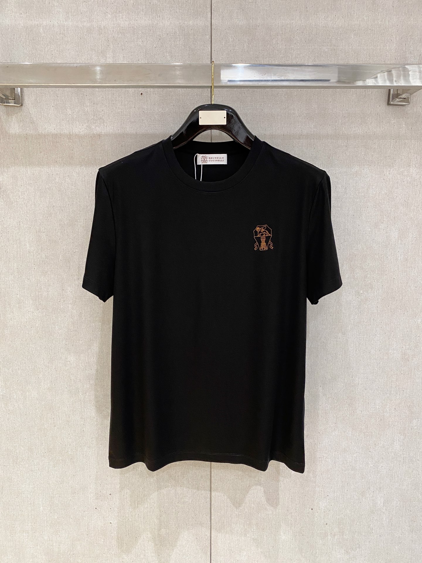 NO:463130,BC 2025 spring and summer new styles are the latest round neck short sleeves in the counter, high-end customization, avant-garde and fashionable design!  Brand logo heavy craft design, high-end customized 100 double-sided mercerated cotton fabric, soft feel, comfortable to wear, exquisite counter-level car line, fine workmanship, invincible and handsome upper body effect!  A must-have item for handsome men!  Code number M-3xL, T-shirt, alexander wang19860909BC 2025春夏新款首发专柜最新款圆领短袖 高端订制 设计前卫时尚！品牌logo重工艺设计 高端定制100支双面丝光棉面料.手感柔软.穿着舒适.专柜级别精致车线.做工精细.上身效果无敌帅气！型男必备单品！码数M-3xL,,T-shirt,alexander wang,Men's clothing