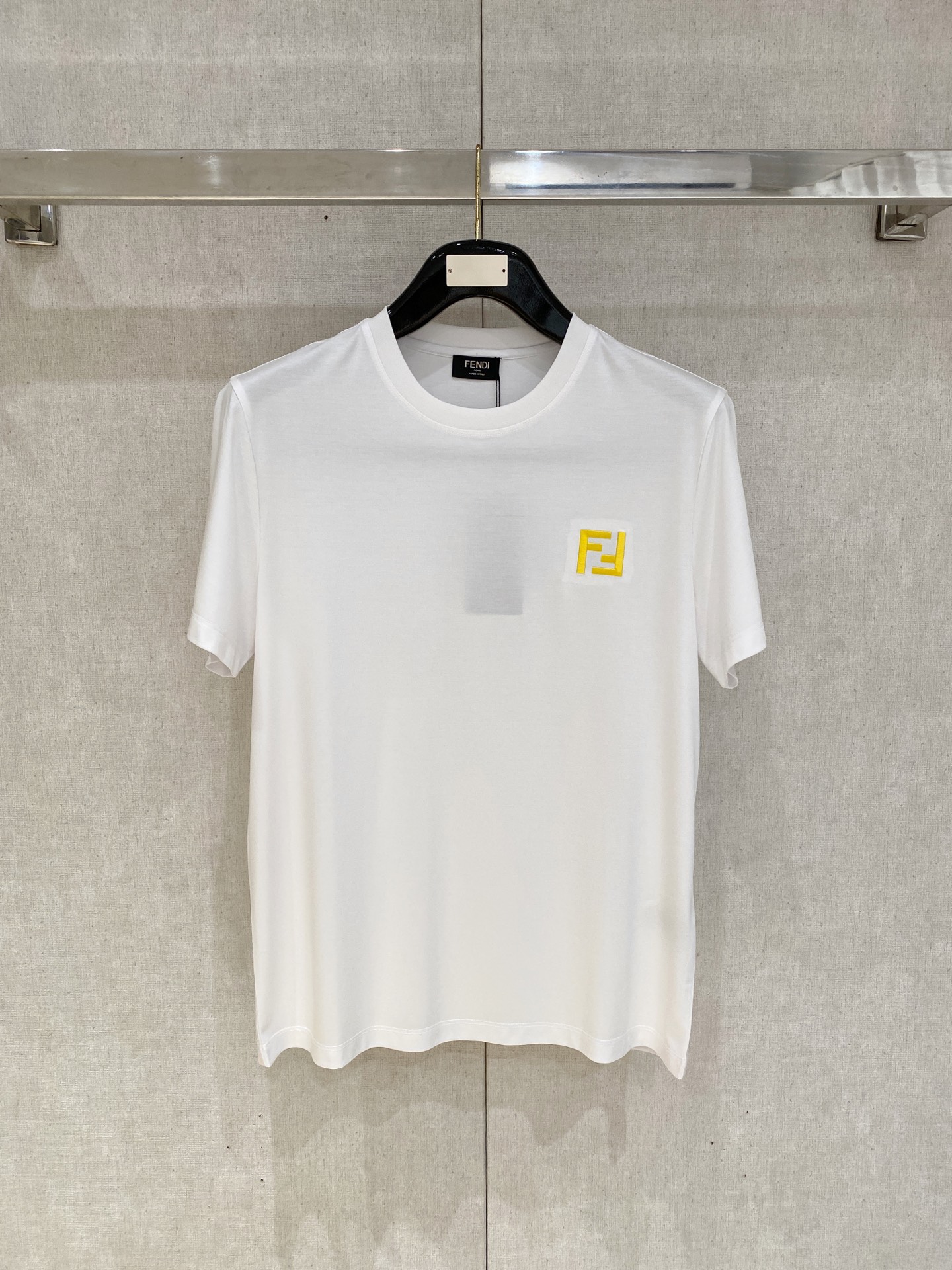 NO:465154,Fendi 2025 spring and summer new styles are the latest round neck short sleeves in the counter, high-end customization, avant-garde and fashionable design!  Brand logo heavy craft design, high-end customized 100 double-sided mercerated cotton fabric, soft feel, comfortable to wear, exquisite counter-level car line, fine workmanship, invincible and handsome upper body effect!  A must-have item for handsome men!  Code number M-3xL, fendi, T-shirt, alexander wang19860909芬迪 2025春夏新款首发专柜最新款圆领短袖 高端订制 设计前卫时尚！品牌logo重工艺设计 高端定制100支双面丝光棉面料.手感柔软.穿着舒适.专柜级别精致车线.做工精细.上身效果无敌帅气！型男必备单品！码数M-3xL,,fendi,T-shirt,alexander wang,Men's clothing