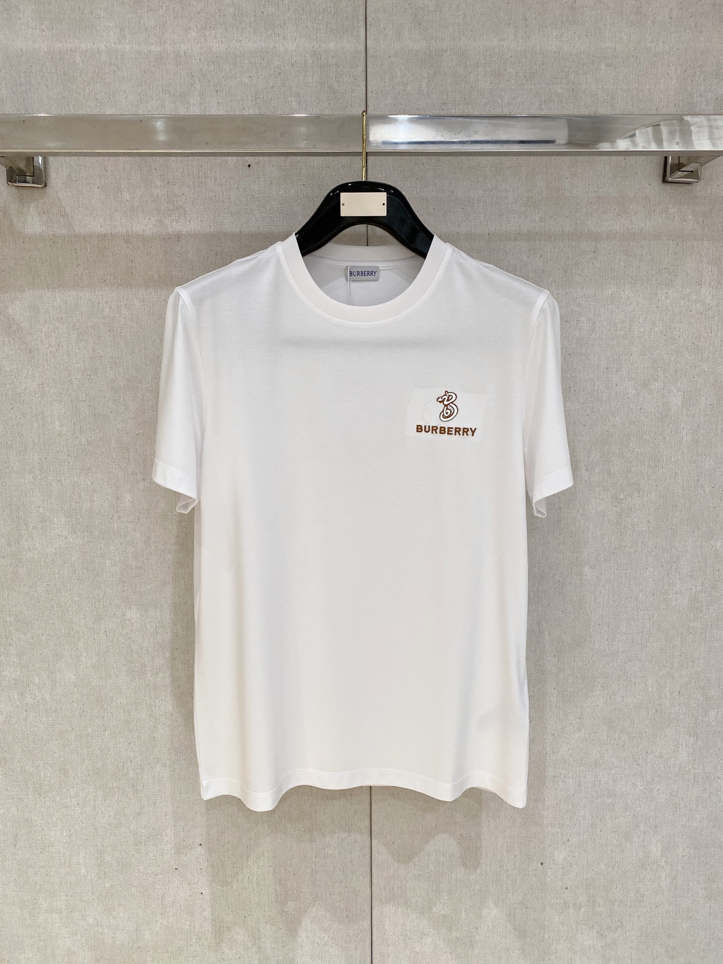 NO:465103,Fendi 2025 spring and summer new styles are the latest round neck short sleeves in the counter, high-end customization, avant-garde and fashionable design!  Brand logo heavy craft design, high-end customized 100 double-sided mercerated cotton fabric, soft feel, comfortable to wear, exquisite counter-level car line, fine workmanship, invincible and handsome upper body effect!  A must-have item for handsome men!  Code number M-3xL, fendi, T-shirt, alexander wang19860909芬迪 2025春夏新款首发专柜最新款圆领短袖 高端订制 设计前卫时尚！品牌logo重工艺设计 高端定制100支双面丝光棉面料.手感柔软.穿着舒适.专柜级别精致车线.做工精细.上身效果无敌帅气！型男必备单品！码数M-3xL,,fendi,T-shirt,alexander wang,Men's clothing