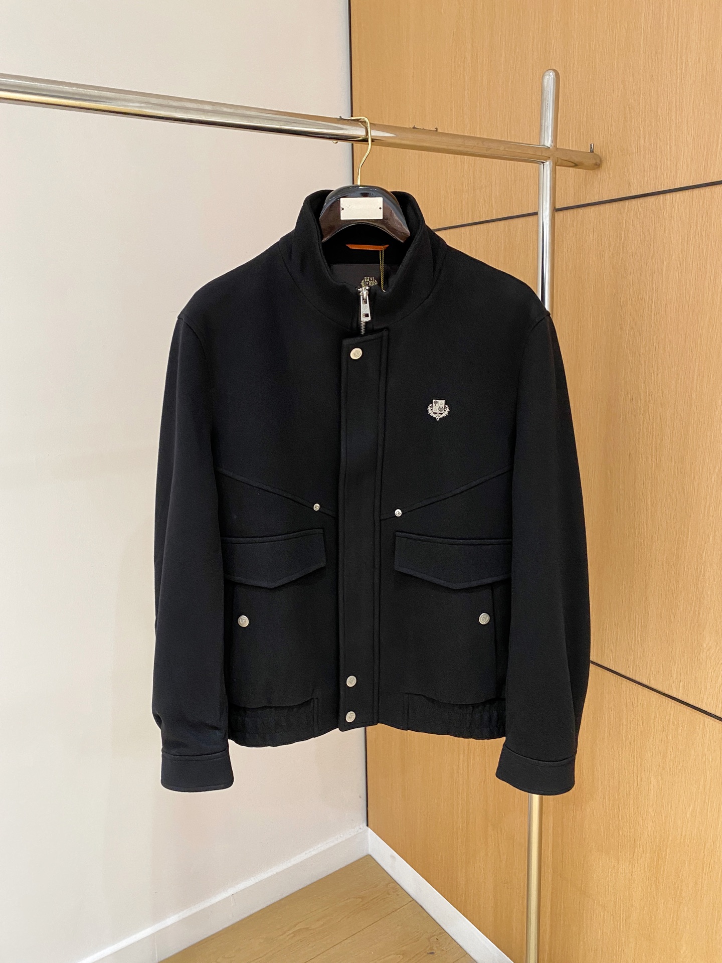 NO:474311,Top quality>Office official website is released simultaneously! All accessories are customized for original products, and the trading company's genuine product orders. High-end custom imported fabrics are extracted from natural plant fibers. They are thinner than ordinary cotton fabrics. They feel soft and comfortable to wear. They are not easy to irritate the skin. The fabric is hygroscopic and breathable. Size: 48-56,,alexander wang19860909顶级品质>专柜官网同步发售！辅料全部原版定制出品,贸易公司真品订单.高级定制进口面料,以天然植物纖維提炼出来,比一般棉织物轻薄 手感柔软,穿着舒适 完全不易有刺激皮肤 面料吸湿性、透气性良好 尺码: 48-56,,alexander wang,Men's clothing