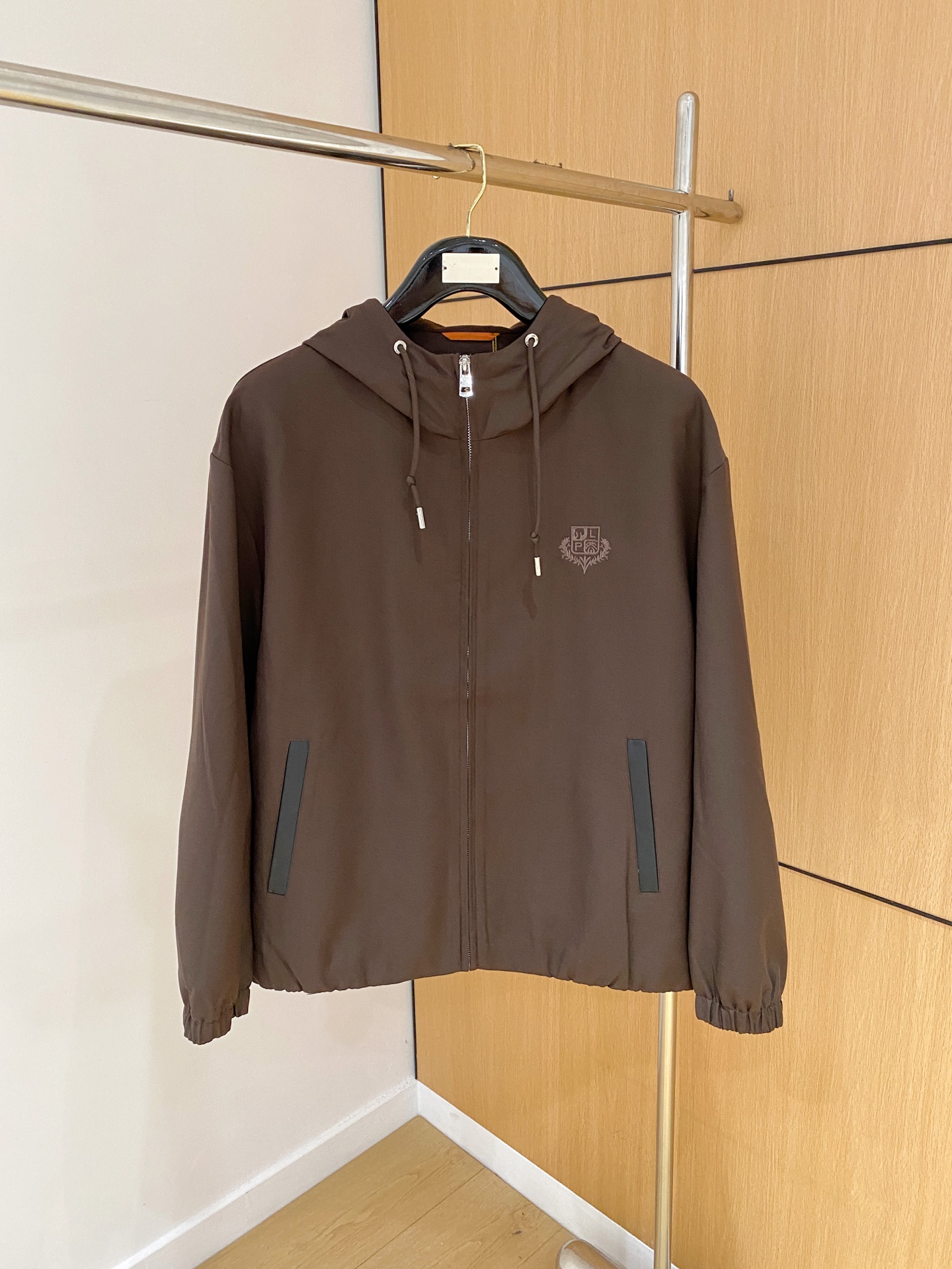 NO:463137,Top quality>Office official website is released simultaneously! All accessories are customized for original products, and the trading company's genuine product orders. High-end custom imported fabrics are extracted from natural plant fibers. They are thinner than ordinary cotton fabrics. They feel soft and comfortable to wear. They are not easy to irritate the skin. The fabric is hygroscopic and breathable. Size: 48-56,,alexander wang19860909顶级品质>专柜官网同步发售！辅料全部原版定制出品,贸易公司真品订单.高级定制进口面料,以天然植物纖維提炼出来,比一般棉织物轻薄 手感柔软,穿着舒适 完全不易有刺激皮肤 面料吸湿性、透气性良好 尺码: 48-56,,alexander wang,Men's clothing