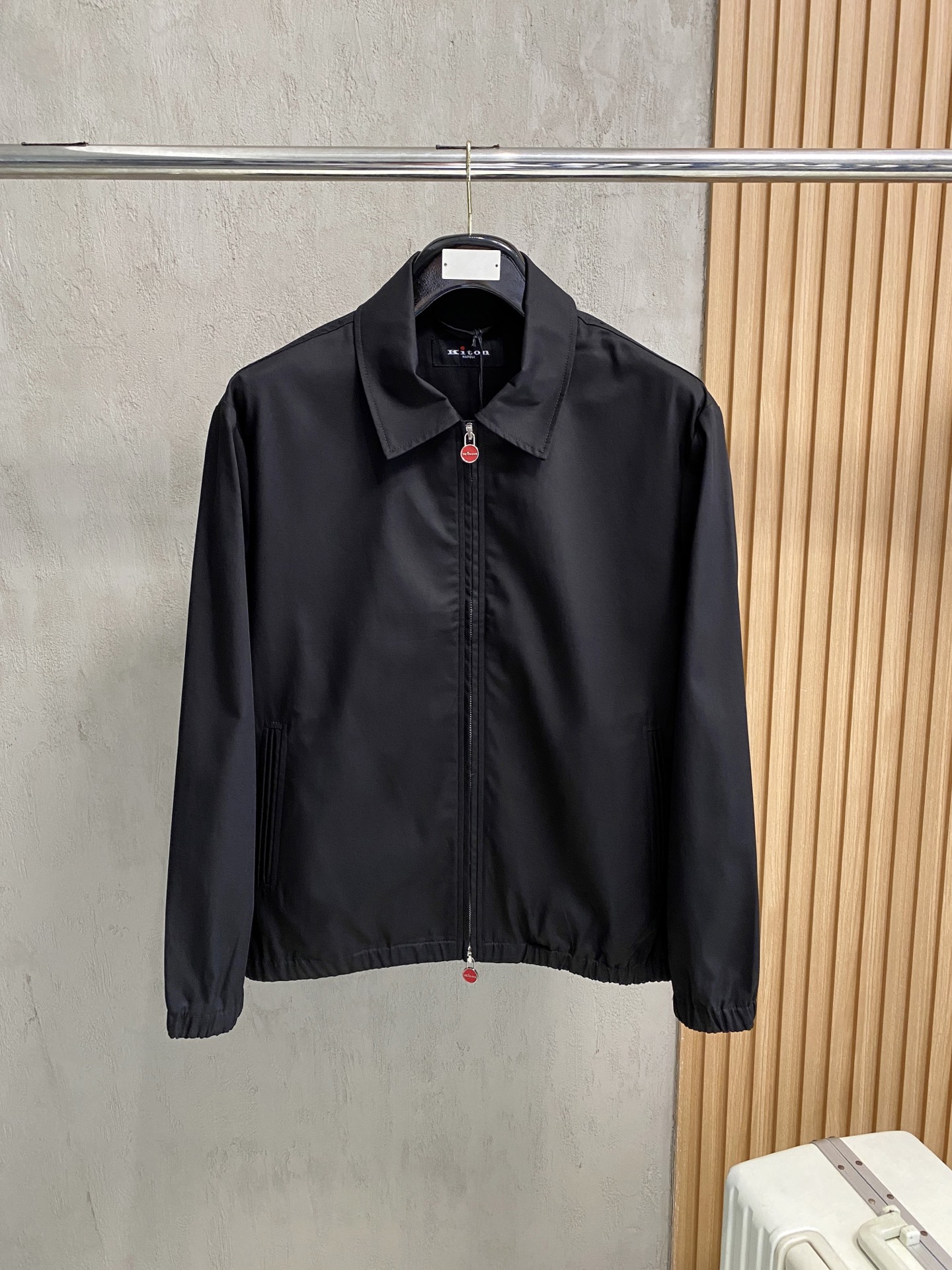 NO:519849,【The collision of classic and innovation, the unique design and high quality of Kiton lapel jacket Kiton jacket make the wearer more conspicuous in the crowd. Special attention is paid to tailoring technology, and the three-dimensional and line beauty of this jacket is displayed through precise cutting and detailed wiring, which is fit and natural and atmospheric. In the details, it is unique, customized auxiliary hardware accessories are provided, and the red metal zipper head is really eye-catching, and the cuffs are elastic tightened to keep warm. The collar adopts a lapel design, which is not only in line with fashion trends, but also effectively windproof; the classic design of Kiton jacket is simple but not lacks elegance, which not only retains the classic elements of the windbreaker, but also incorporates fashion elements, making the jacket more fashionable and versatile. Two colors are available to meet the matching needs of different clothing.  It has both classic eternal charm and modern fashion atmosphere. Whether it is a solemn business occasion or a relaxed leisure time, the Kiton jacket can show the wearer's elegant temperament and unique taste. S-2XL, Jackets & coats, Jackets & coats, alexander wang19860909【经典与创新的碰撞,Kiton翻领夹克外套Kiton夹克的独特设计和高品质,使穿着者在人群中更加显眼. 尤其注重剪裁工艺,通过精准的裁剪和细致的走线,展现出这款夹克的立体感和线条美,穿着合身且自然大气. 在细节处理上独具匠心,客供订制辅料五金配件,红色金属拉链头着实醒目亮眼,袖口采用弹力收紧设计,可以更好地保暖；领口采用翻领设计,既符合时尚潮流,又能有效防风； 经典设计Kiton的夹克设计简约而不失优雅,既保留了风衣的经典元素,又融入了时尚元素,使夹克更加时尚百搭. 提供2种颜色的选择,以满足不同服饰的搭配需求. 既有经典的永恒魅力,又不失现代的时尚气息.无论是庄重的商务场合,还是轻松的休闲时光,Kiton夹克都能展现出穿着者的优雅气质和独特品味. 码数S-2XL,,jackets & coats,jackets & coats,alexander wang,Men's clothing