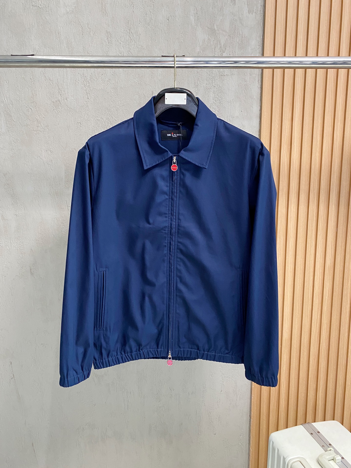 NO:519852,The collision of classic and innovation, the unique design and high quality of Kiton lapel jacket Kiton jacket make the wearer more conspicuous in the crowd. Special attention is paid to tailoring technology, and the three-dimensional and line beauty of this jacket is displayed through precise cutting and detailed wiring, which is fit and natural and atmospheric. In the details, it is unique, customized auxiliary hardware accessories are provided, and the red metal zipper head is really eye-catching, and the cuffs are elastically tightened to keep warm. The collar adopts a lapel design, which is both in line with fashion trends and can effectively prevent wind. The classic design of Kiton jacket is simple and elegant, retaining the classic elements of the windbreaker and incorporating fashion elements, making the jacket more fashionable and versatile. Two colors are available to meet the matching needs of different clothing.  It has both classic eternal charm and modern fashion atmosphere. Whether it is a solemn business occasion or a relaxed leisure time, the Kiton jacket can show the wearer's elegant temperament and unique taste. S-2XL, Jackets & coats, Jackets & coats, alexander wang19860909经典与创新的碰撞,Kiton翻领夹克外套Kiton夹克的独特设计和高品质,使穿着者在人群中更加显眼. 尤其注重剪裁工艺,通过精准的裁剪和细致的走线,展现出这款夹克的立体感和线条美,穿着合身且自然大气. 在细节处理上独具匠心,客供订制辅料五金配件,红色金属拉链头着实醒目亮眼,袖口采用弹力收紧设计,可以更好地保暖；领口采用翻领设计,既符合时尚潮流,又能有效防风； 经典设计Kiton的夹克设计简约而不失优雅,既保留了风衣的经典元素,又融入了时尚元素,使夹克更加时尚百搭. 提供2种颜色的选择,以满足不同服饰的搭配需求. 既有经典的永恒魅力,又不失现代的时尚气息.无论是庄重的商务场合,还是轻松的休闲时光,Kiton夹克都能展现出穿着者的优雅气质和独特品味. 码数S-2XL,,jackets & coats,jackets & coats,alexander wang,Men's clothing