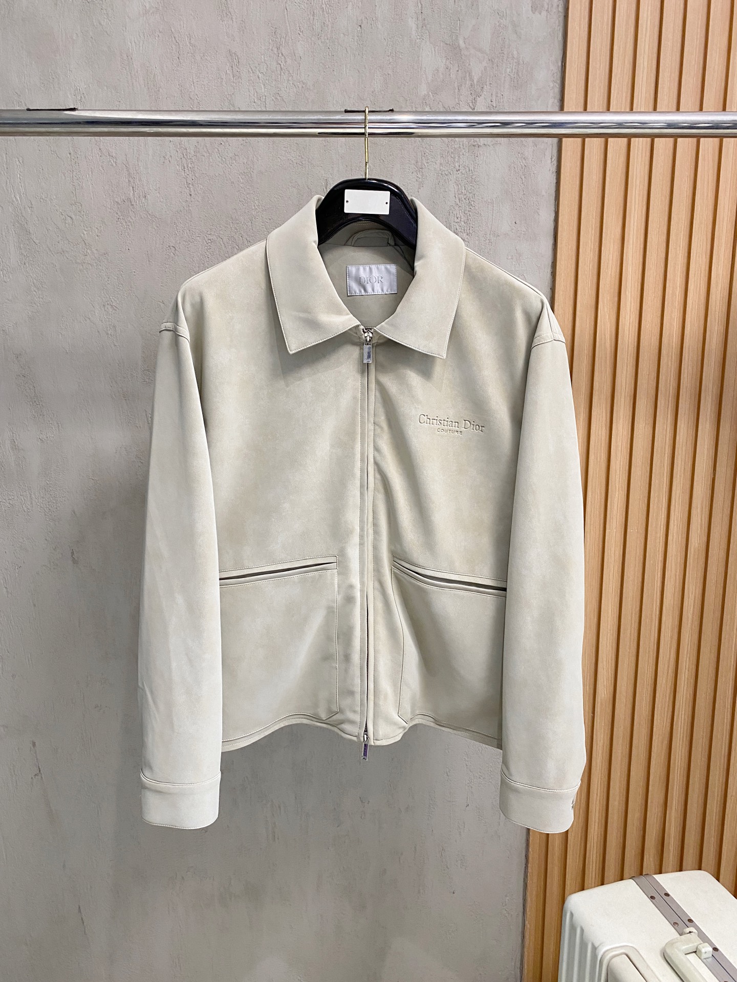 NO:519851,Dr.25FW new CD letter embossed suede jacket, men's high-end urban style lapel jacket. The channel goods of private nature are coming again, platinum-grade tasting things. CD family hot elements portray, smooth and delicate suede fabric, lined with dark patterns and jacquard letter logo, a wonderful item with an excellent temperament!  A god-level item that makes all tops look eclipsed!  When I encounter such an excellent product, I am willing to call it the strongest!  The style of this shirt jacket is very distinctive and unique. The lining is designed with dark-patterned jacquard letters, highlighting the fashionable atmosphere, emphasizing the classic soul texture, and highlighting the beauty of luxury and fashion. This style really has a natural high street beauty, meeting all your outfit needs, allowing you to look down on the whole world with trends!  The smooth and delicate suede fabric is crisp and comfortable, with soft texture. The simple lines are easy to wear with decent and elegant texture. The suede texture has a retro feel and a strong autumn and winter atmosphere. The rich but not ostentatious easily shows the affinity and high-end sense of clothing. Heavy texture, exquisite details, loose and stylish, full of silhouette and layering. The style is excellent, the upper body effect is unparalleled, and it is destined to be an excellent styling item that goes out, with a high return rate. Size S-2XL,,dior, jackets & coats, jackets & coats,chamois leather,alexander wang19860909Dr.25FW新款CD字母压纹图案麂皮绒夹克,男士高端都市风尚翻领外套.私密性质的渠道货再次来临,白金级品鉴心水之物.CD家族热元素刻画,顺滑细腻的麂皮绒面料,内衬暗纹提花字母标识,一款气质绝伦的妙曼单品！让所有上衣都黯然失色的神级单品！ 遇到一款如此的绝佳产物,我愿意称之其为最强！此款衬衣夹克的风格十分之鲜明独特,内衬采用暗纹提花字母图案设计,彰显时髦气息,着重强调经典的灵魂质感,凸显奢华时尚之美.此款真的有着浑然天成的高街美感,满足你的一切穿搭所需,让你用潮流俯视整个世界！ 顺滑细腻的麂皮绒面料,挺括舒适,质地柔软,简洁的线条廓形容易穿出得体优雅的质感,麂皮绒质地具有复古感和浓浓秋冬气息的颜色,浓郁却不张扬的轻松就展现出了服装的亲和力和高级感.重磅质感,细节精致感十足,宽松有范,廓形、层次感十足.版型绝佳,上身效果无与伦比,注定属于出街的优秀造型单品,回头率爆表. 尺码S-2XL,,dior,jackets & coats,jackets & coats,chamois leather,alexander wang,Men's clothing