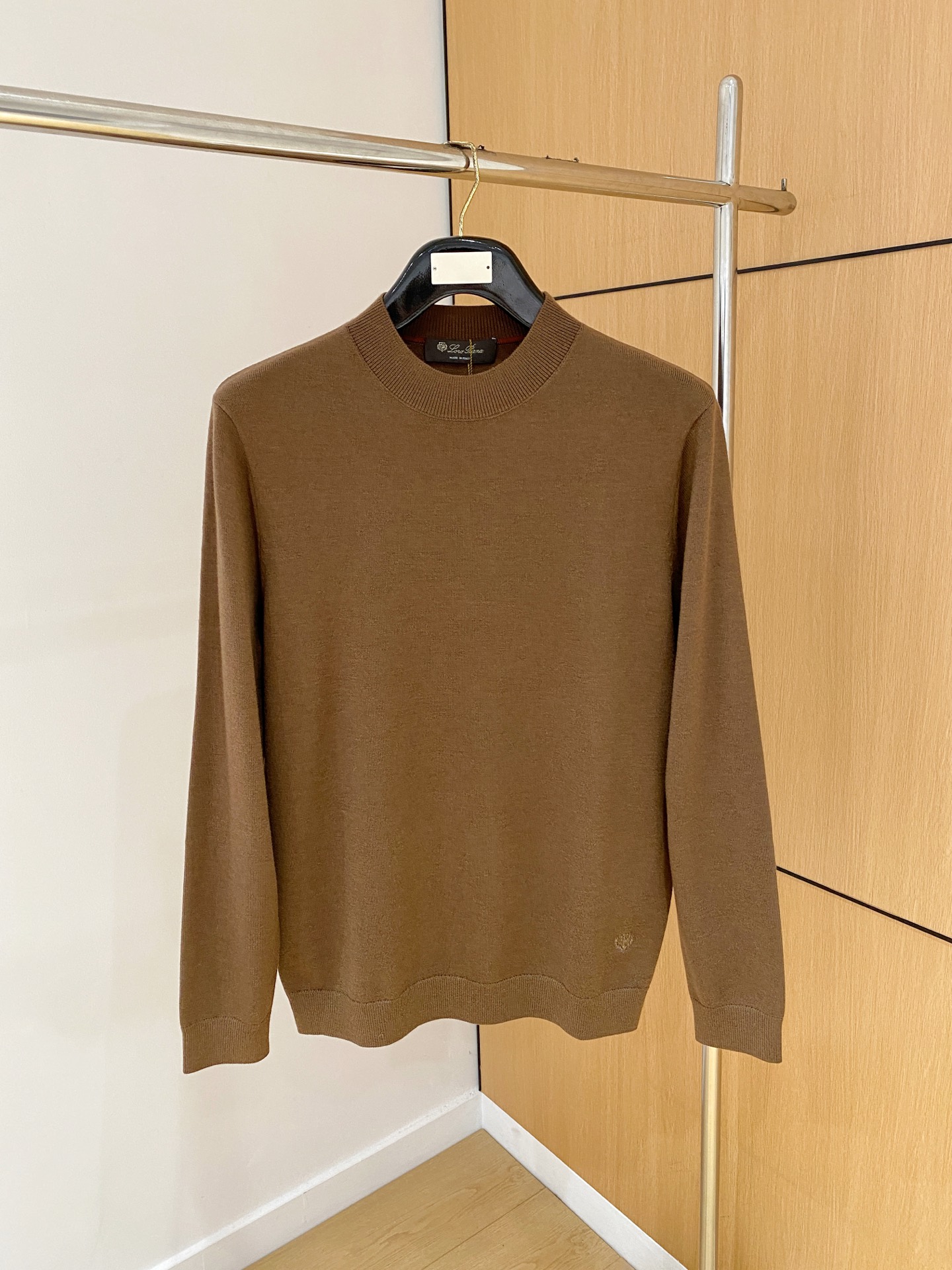 NO:471885,Top quality>Office official website is released simultaneously! All accessories are customized for original products, and the trading company's genuine products are ordered. High-end custom imported fabrics are extracted from natural plant fibers. They are thinner than ordinary cotton fabrics. They feel soft and comfortable to wear. They are not easy to irritate the skin. The fabric is hygroscopic and breathable. Size: 48-56.,,alexander wang19860909顶级品质>专柜官网同步发售！辅料全部原版定制出品,贸易公司真品订单.高级定制进口面料,以天然植物纖維提炼出来,比一般棉织物轻薄 手感柔软,穿着舒适 完全不易有刺激皮肤 面料吸湿性、透气性良好 尺码: 48-56.,,alexander wang,Men's clothing