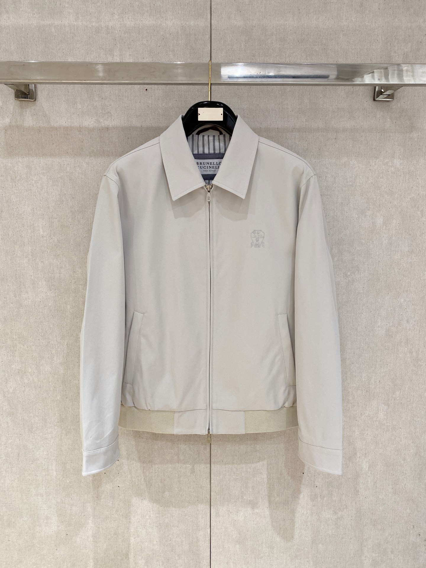 NO:690502,Top quality>On sale simultaneously on the official website of the counter! The accessories are all original and custom-made, genuine orders from trading companies. Advanced custom-made imported fabrics, extracted from natural plant fibers, are lighter and thinner than ordinary cotton fabrics, soft to the touch and comfortable to wear. It is not easy to irritate the skin at all. The fabric has good hygroscopicity and breathability. Size: 48-56,,19860909顶级品质>专柜官网同步发售！辅料全部原版定制出品,贸易公司真品订单.高级定制进口面料,以天然植物纖維提炼出来,比一般棉织物轻薄 手感柔软,穿着舒适 完全不易有刺激皮肤 面料吸湿性、透气性良好 尺码: 48-56,,,Men's clothing