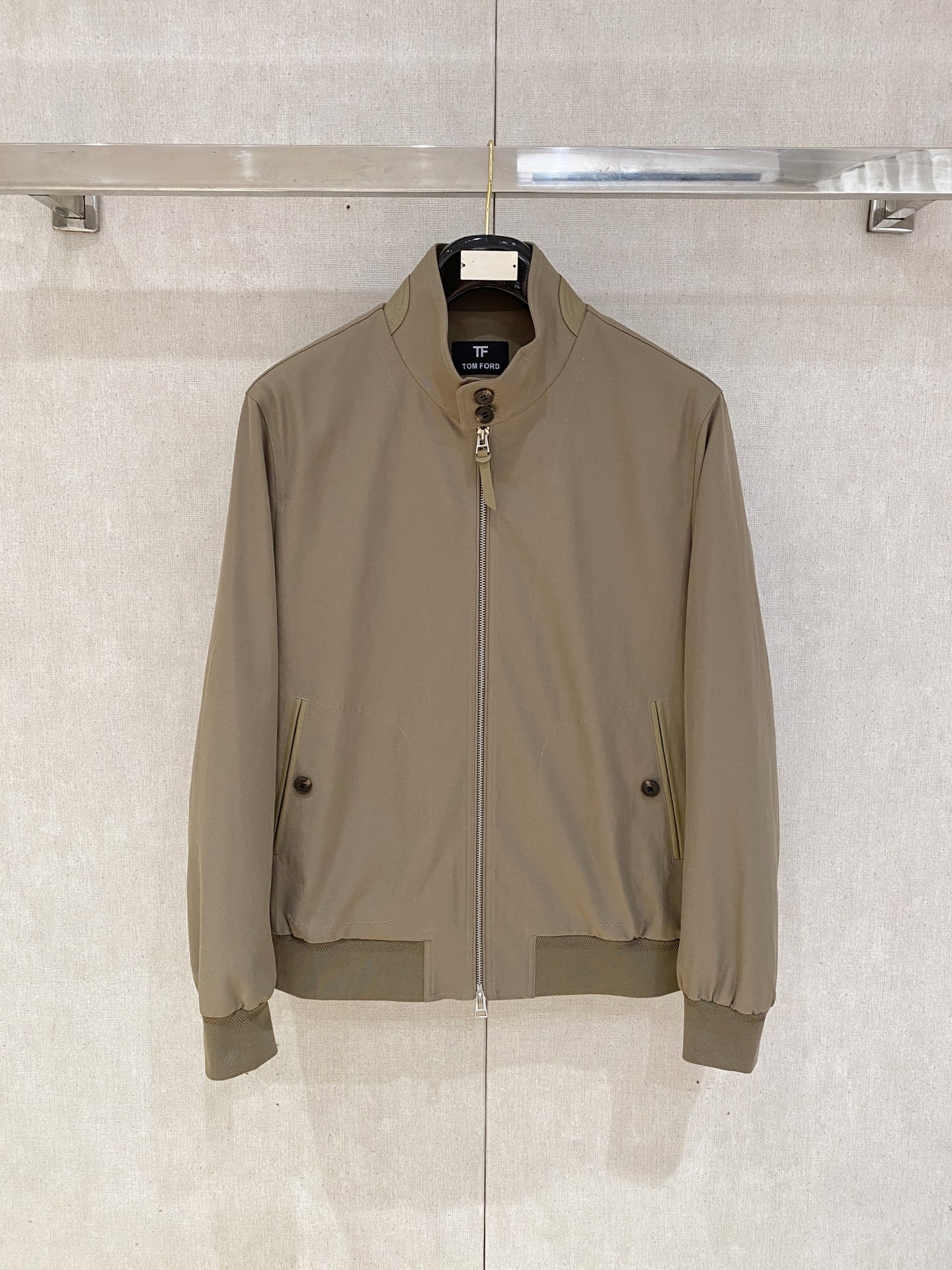 NO:596806,TF, top quality>On sale simultaneously on the official website of the counter! All auxiliary materials are original custom-made products, genuine orders from trading companies. Advanced custom-made imported fabrics, extracted from natural plant fibers, are lighter and thinner than ordinary cotton fabrics, soft to the touch and comfortable to wear. It is not easy to irritate the skin at all. The fabric has good hygroscopicity and breathability. Size: 48-56, Tom Ford, Alexander Wang19860909TF、顶级品质>专柜官网同步发售！辅料全部原版定制出品,贸易公司真品订单.高级定制进口面料,以天然植物纖維提炼出来,比一般棉织物轻薄 手感柔软,穿着舒适 完全不易有刺激皮肤 面料吸湿性、透气性良好 尺码: 48-56,,tom ford,alexander wang,Men's clothing