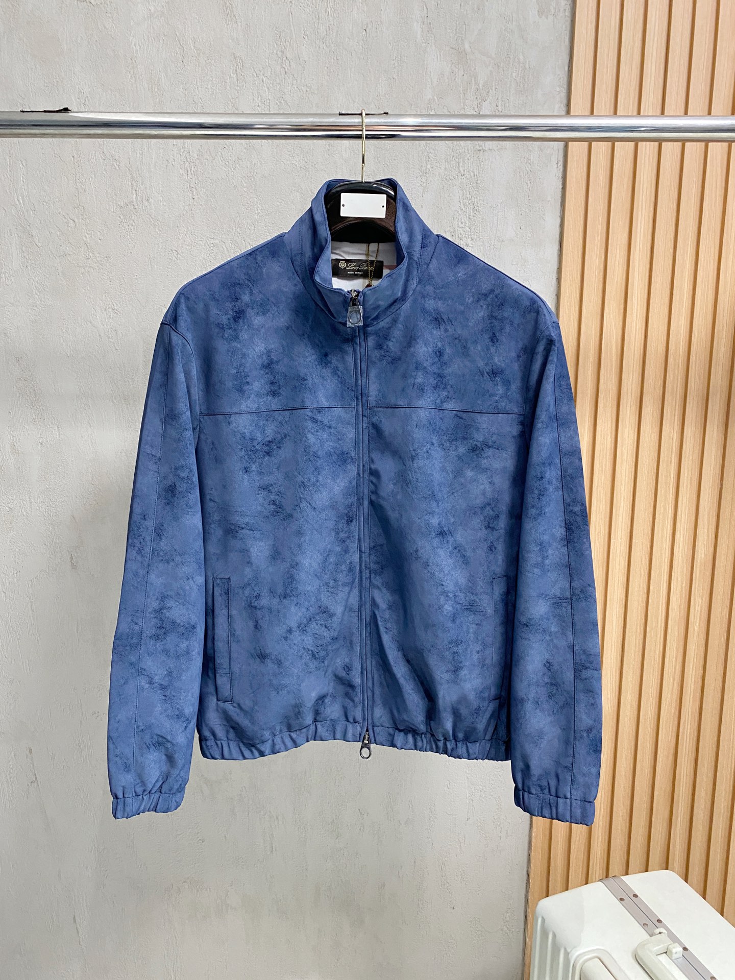 NO:519826,LP Old Qian style classic men's business and casual lapel jacket. Fashion with typical Italian style, trading company's channel products are very exquisite in fabric selection and craftsmanship, which is very consistent with the aesthetic tone of the LP family, low-key and luxurious, elegant and noble. Every detail proves the brand's own sense of high-endness. The Italian minimalist, capable and outdoor functional style are the ultimate interpretation, both solemn and harmonious, and the upper body is full of style!  A treasure-level functional equipment that combines fashion sense and design sense creates unique styling items, improved pilot styling design, classic stand collar design, retro age-reducing and very fashionable, with elastic designs on the cuffs and hem, and Italian customers provide imported suede fabrics. The texture is as delicate as baby's skin. It is crisp and superior, quite elegant and fashionable!  The color matching is light and versatile, the style is cut and neat, and the upper body instantly highlights the spirit. It is full of styles and can easily control various body shapes. It is a jacket that combines business commuting and outdoor leisure. It is an equipment with extremely high attendance rate in practical wear!  Colors and three colors fly together. S-2XL, loro piano, jackets & coats, jackets & coats, chamois leather, alexander wang19860909LP 老钱风 经典男士商务休闲小站领夹克外套.颇具意大利典型风格的时装,贸易公司渠道臻品 在面料选取和工艺方面都相当考究,极符合LP家族美学基调,低调且奢华,优雅且高贵,每一个细节都在力证品牌自身的高级感,通体将意式的极简、干练和户外功能性风格极致诠释,亦庄亦谐,上身型款十足！集时装感与设计感的一款宝藏级功能型装备,塑造出别具一格的造型单品,改良式的飞行员造型设计,经典的站领设计,复古减龄又非常时髦,袖口与下摆运用松紧设计,意大利客供进口麂皮面料.质感如婴儿皮肤一样细腻.挺括性优越,颇为优雅且时髦！配色轻熟百搭,版型剪裁干练利落,上身瞬间凸显出精神感,型款十足,轻松驾驭各种身型,商务通勤与户外休闲完美兼备的一款外套,属于实穿性出勤率极高的一款装备！ 颜色三色齐飞 码数S-2XL,,loro piana,jackets & coats,jackets & coats,chamois leather,alexander wang,Men's clothing