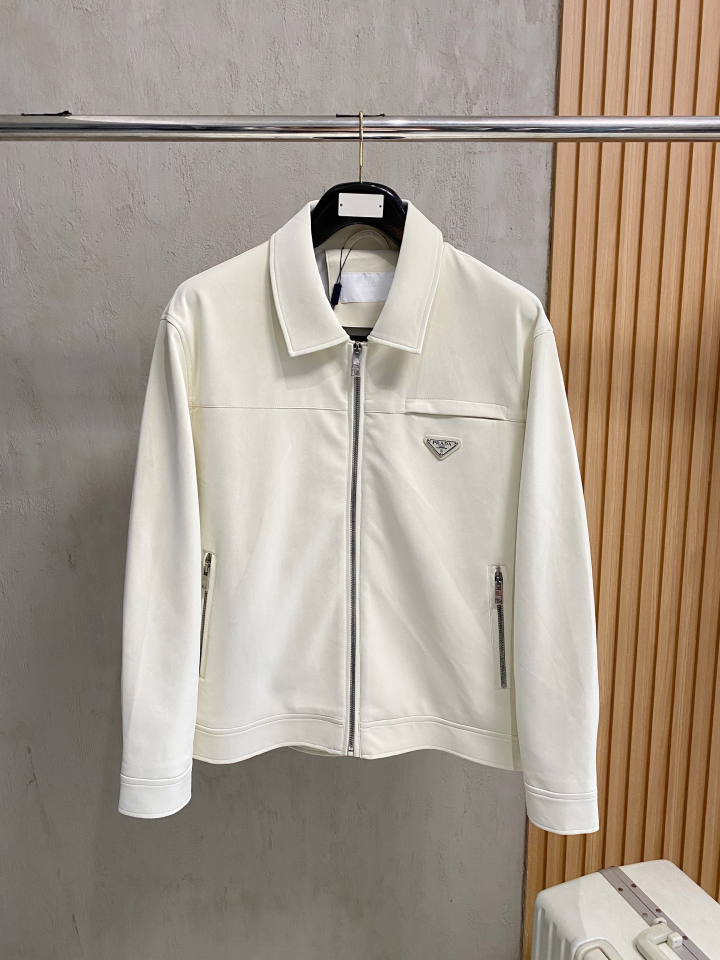 NO:519848,FWPra - Craftsmanship Dream Weaving comes from the Italian series, with ingenious craftsmanship and classic triangle marks to create an extraordinary new favorite for you. The 2025 two-color suit jacket, imported suede fabric, simulates an unexpected touch, as smooth and soft as baby's skin. It shows luxurious luster in low-key; every inch outlines the three-dimensional texture. Makes simplicity not simple. The minimalist reveals a sense of high-end feeling, like the finishing touch, making every turn your mind the focus. Delicate and luxurious, showing the charm of the brand. Color Black and white Size S-2XL,,prada, jackets & coats,business suit,chamois leather,alexander wang19860909FWPra-匠心织梦源自意大利系列,以匠心独运,经典三角标为您打造不凡的衣橱新宠. 2025双色西装外套,进口麂皮面料,模拟出超乎想象的手感,如婴儿肌肤一样细滑柔软.低调中彰显奢华光泽；每一寸都勾勒出立体肌理感.让简约不简单.极简中透出高级感,如同画龙点睛,让您的每一次转身都成为焦点.细腻奢华,尽显品牌魅力. 颜色 黑色白色 尺码S-2XL,,prada,jackets & coats,business suit,chamois leather,alexander wang,Men's clothing