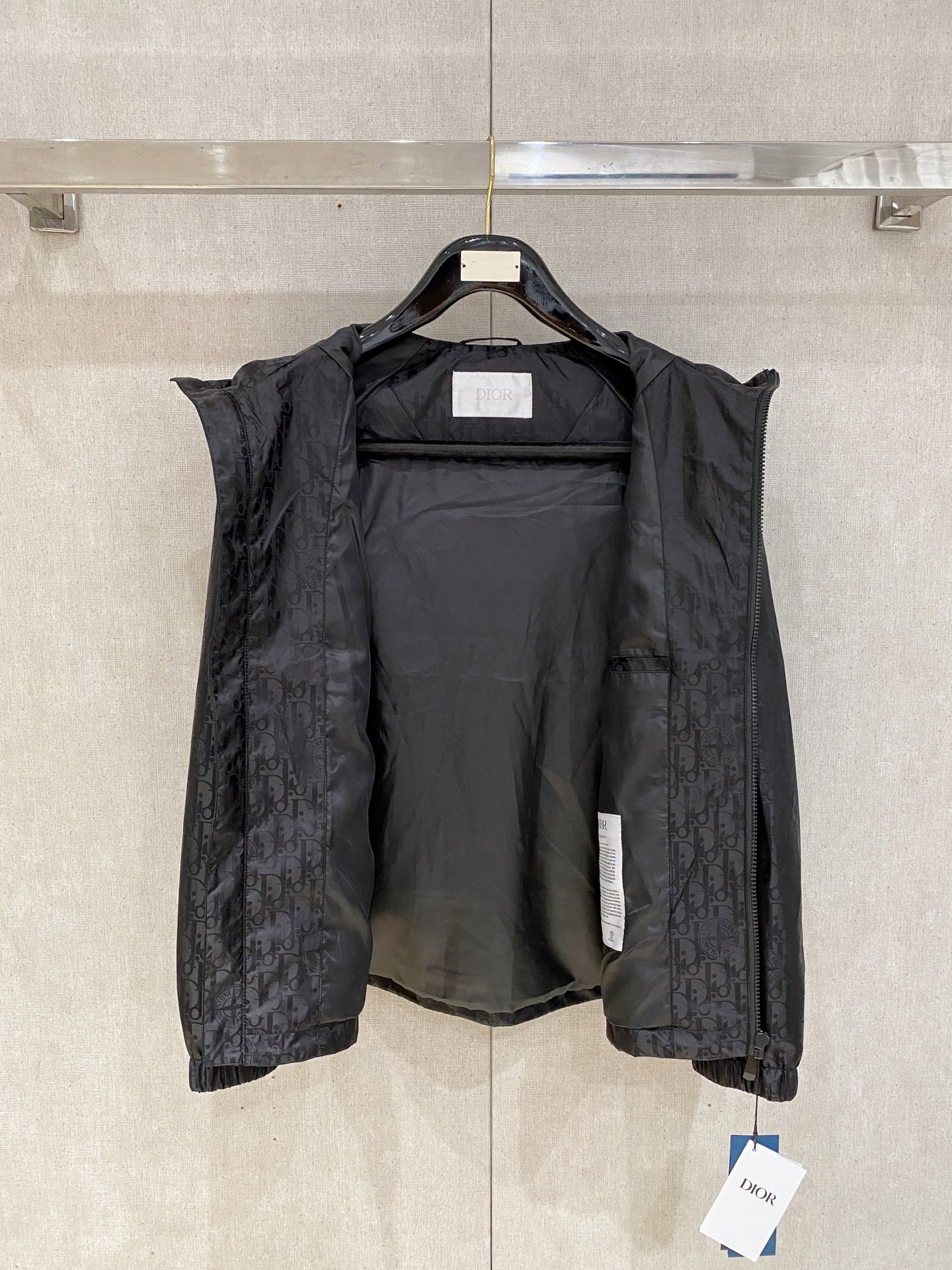 新品。diro家新款夹克外套，秀场新品‼品相非常完美，舒适保暖，三标齐全色泽饱满诱人，非常出彩的设计，轻