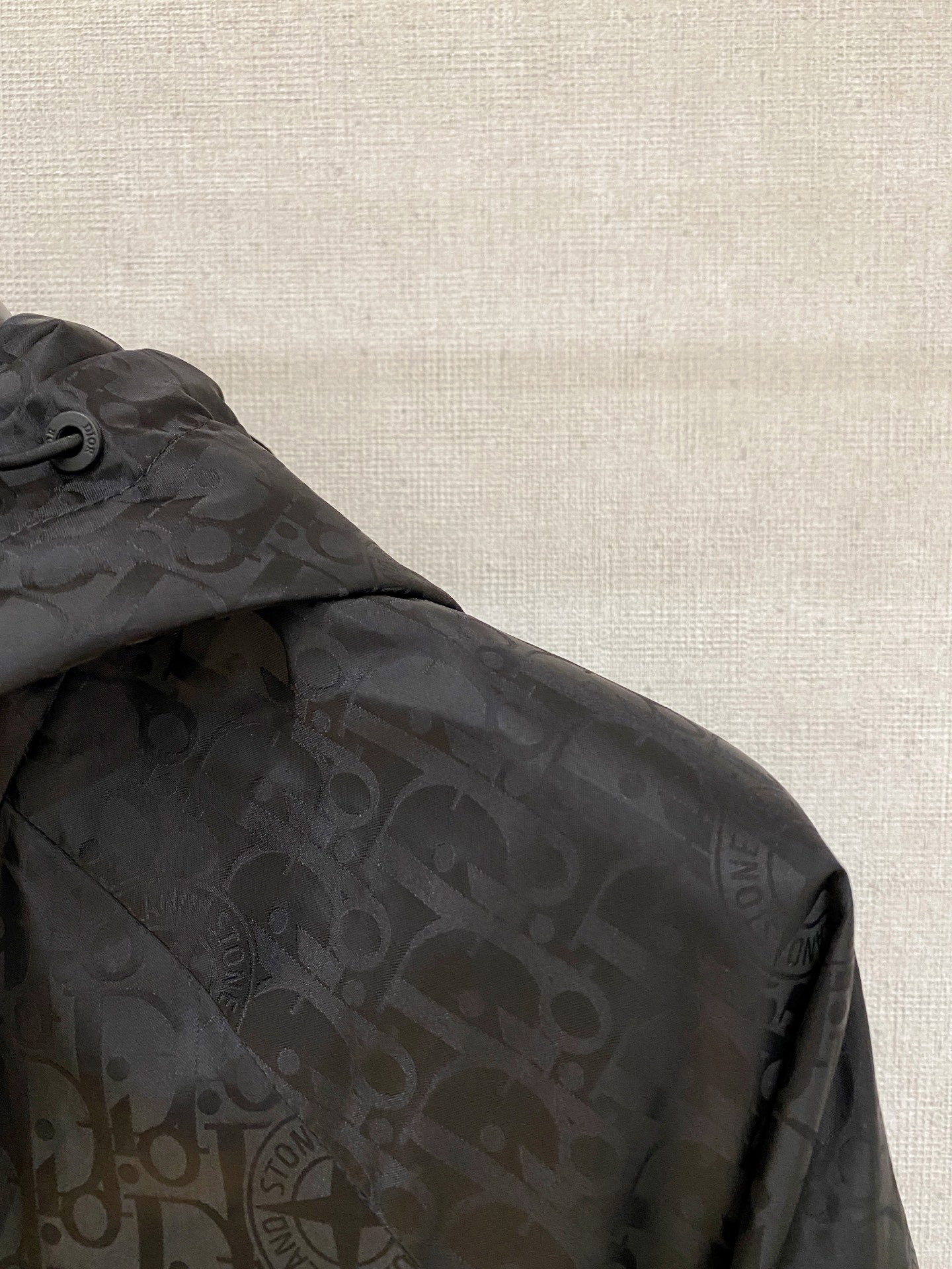 新品。diro家新款夹克外套，秀场新品‼品相非常完美，舒适保暖，三标齐全色泽饱满诱人，非常出彩的设计，轻