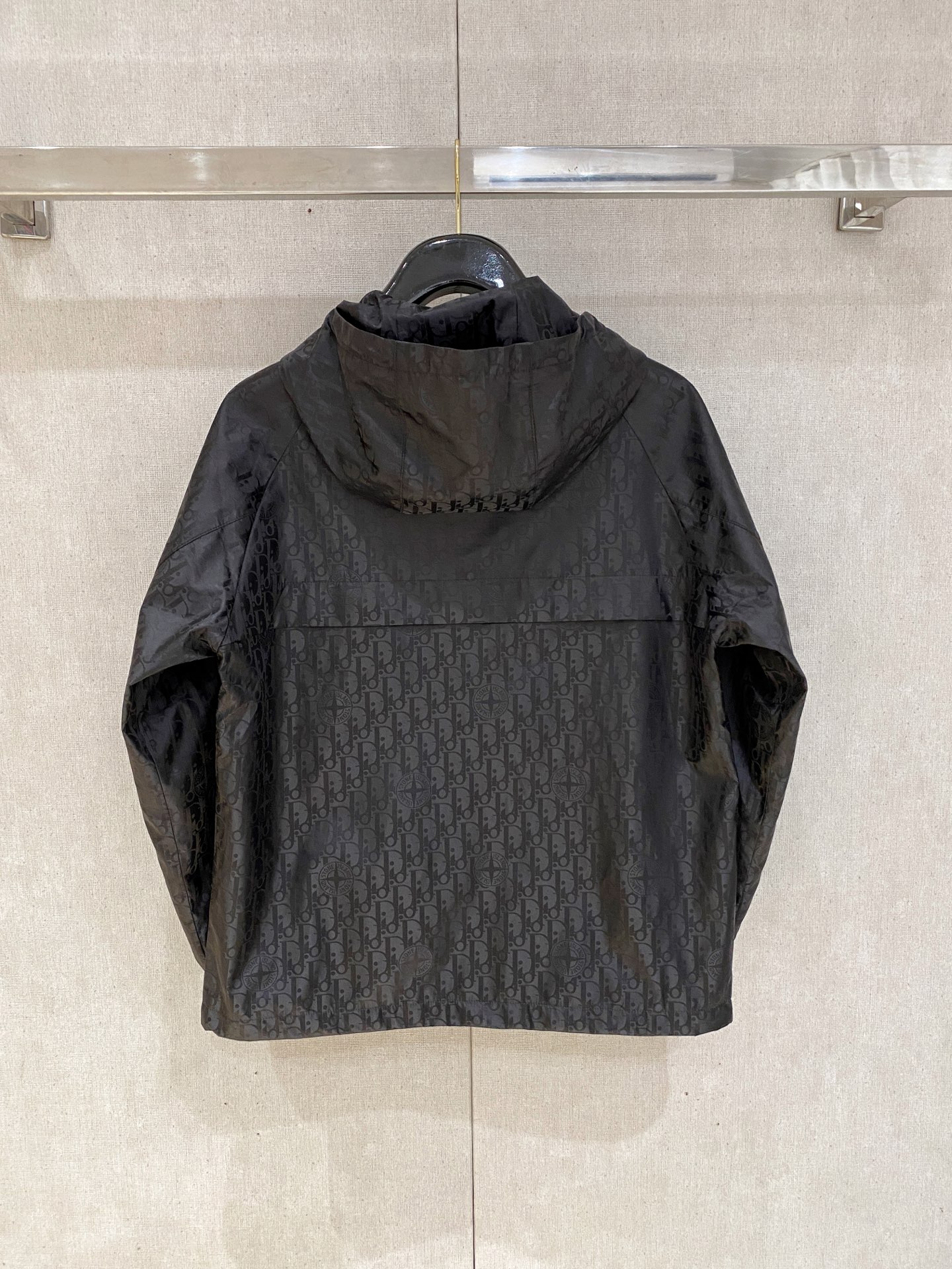 新品。diro家新款夹克外套，秀场新品‼品相非常完美，舒适保暖，三标齐全色泽饱满诱人，非常出彩的设计，轻