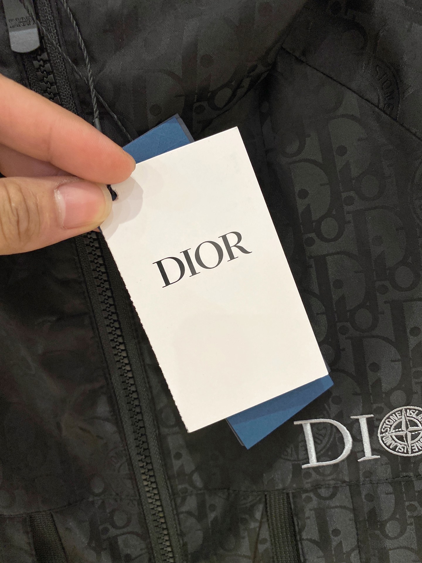 新品。diro家新款夹克外套，秀场新品‼品相非常完美，舒适保暖，三标齐全色泽饱满诱人，非常出彩的设计，轻