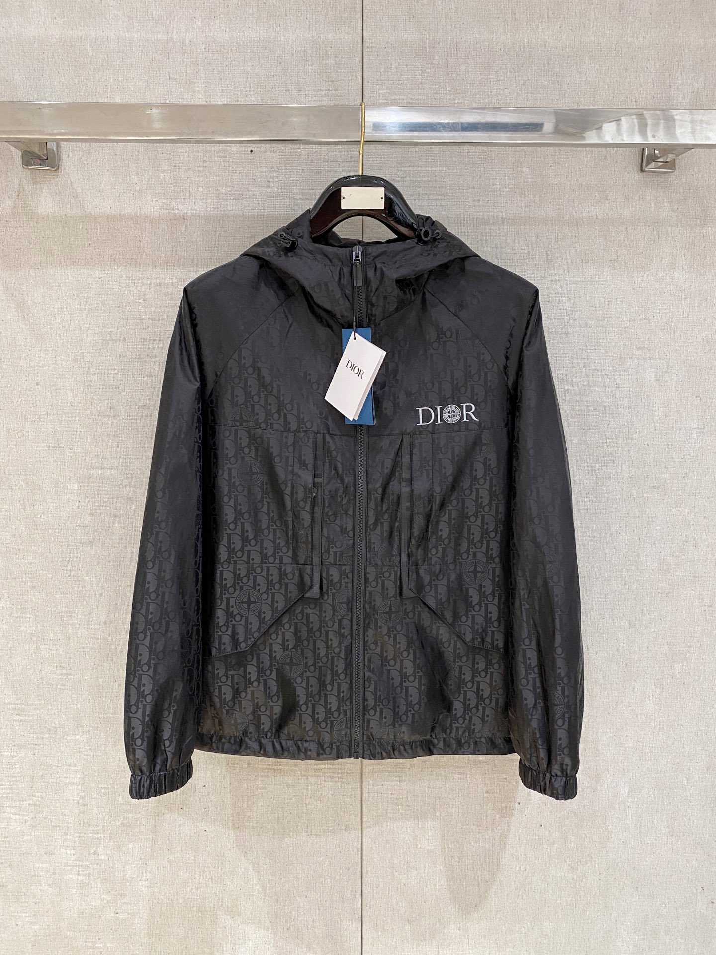 NO:509157,New product.diro home new jacket jacket, the new product on the show is perfect, comfortable and warm, the three-standard complete colors and full and attractive, and the very outstanding design easily advances the sense of fashion. The workmanship is extremely exquisite and rigorous, and the wiring is neat and meticulous!  A masterpiece of a big-name designer!  The upper body doesn't look bloated and super handsome!  Spot code M ~ XXXL,,jackets & coats,jackets & coats,alexander wang19860909新品.diro家新款夹克外套,秀场新品品相非常完美,舒适保暖,三标齐全色泽饱满诱人,非常出彩的设计,轻松将时髦感进阶,做工极为考究严谨,走线工整细致！大牌设计师巨作！上身不显臃肿、超级帅气！现货码数M ～ XXXL,,jackets & coats,jackets & coats,alexander wang,Men's clothing