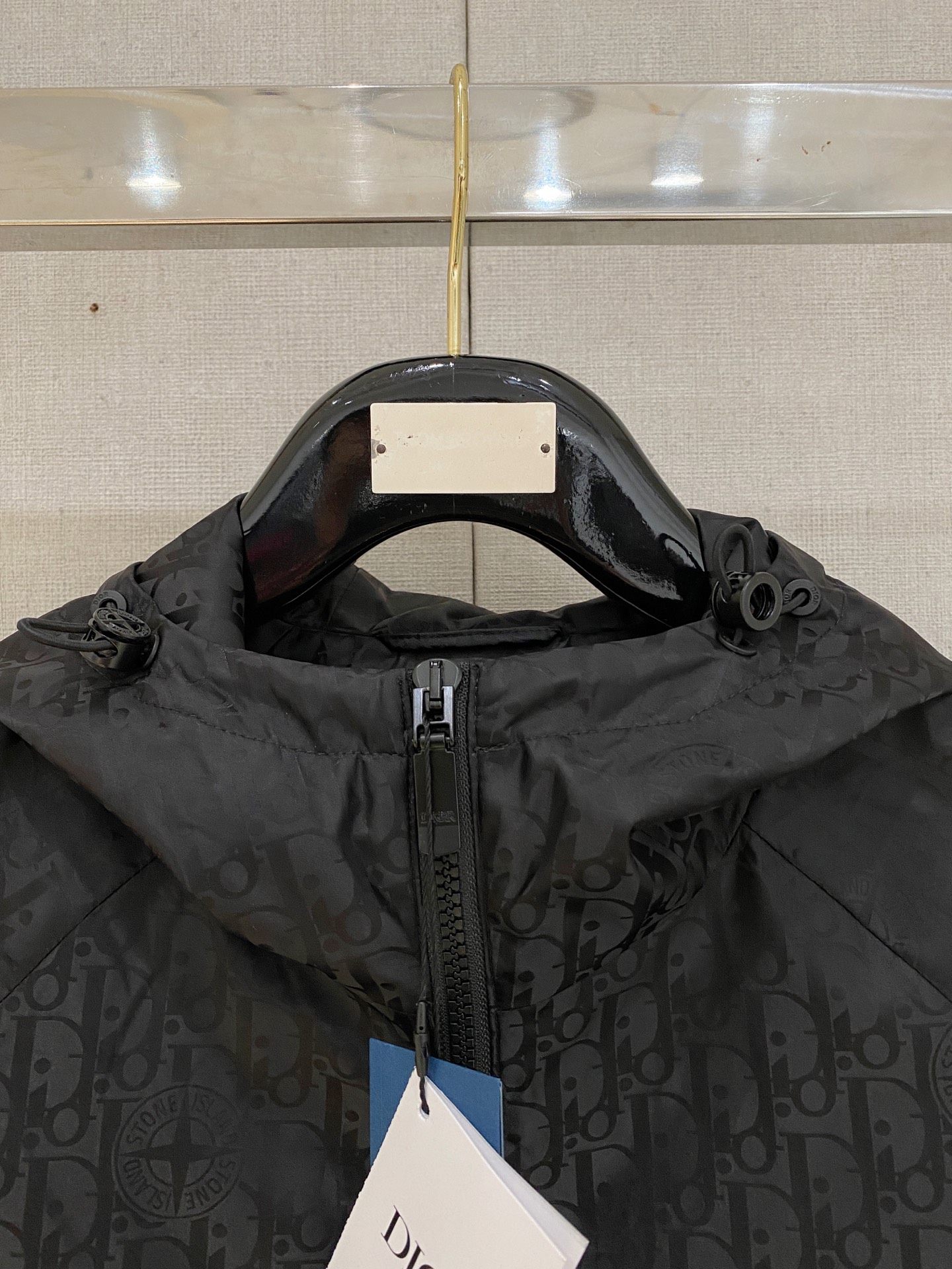 新品。diro家新款夹克外套，秀场新品‼品相非常完美，舒适保暖，三标齐全色泽饱满诱人，非常出彩的设计，轻