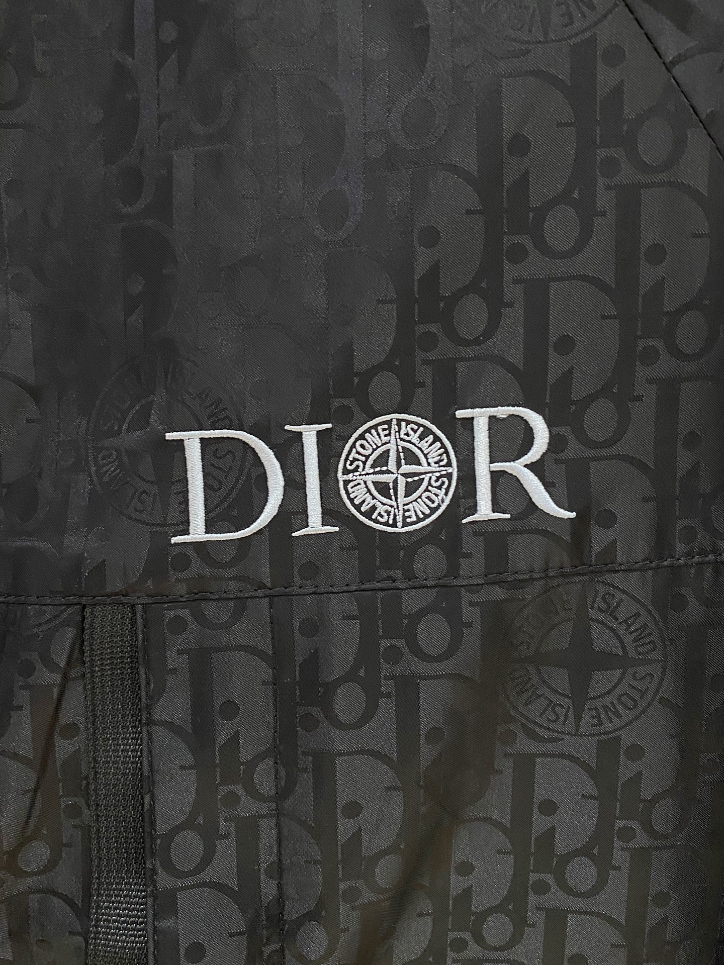 新品。diro家新款夹克外套，秀场新品‼品相非常完美，舒适保暖，三标齐全色泽饱满诱人，非常出彩的设计，轻