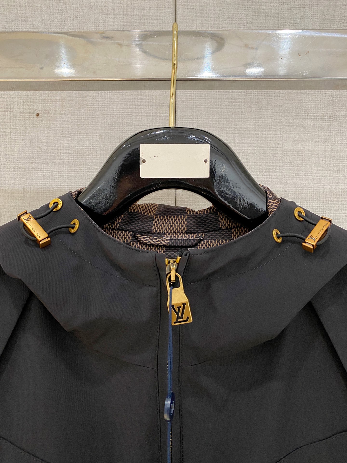 ❤️ 新品。lv新款夹克外套，秀场新品‼品相非常完美，舒适保暖，三标齐全色泽饱满诱人，非常出彩的设计，轻