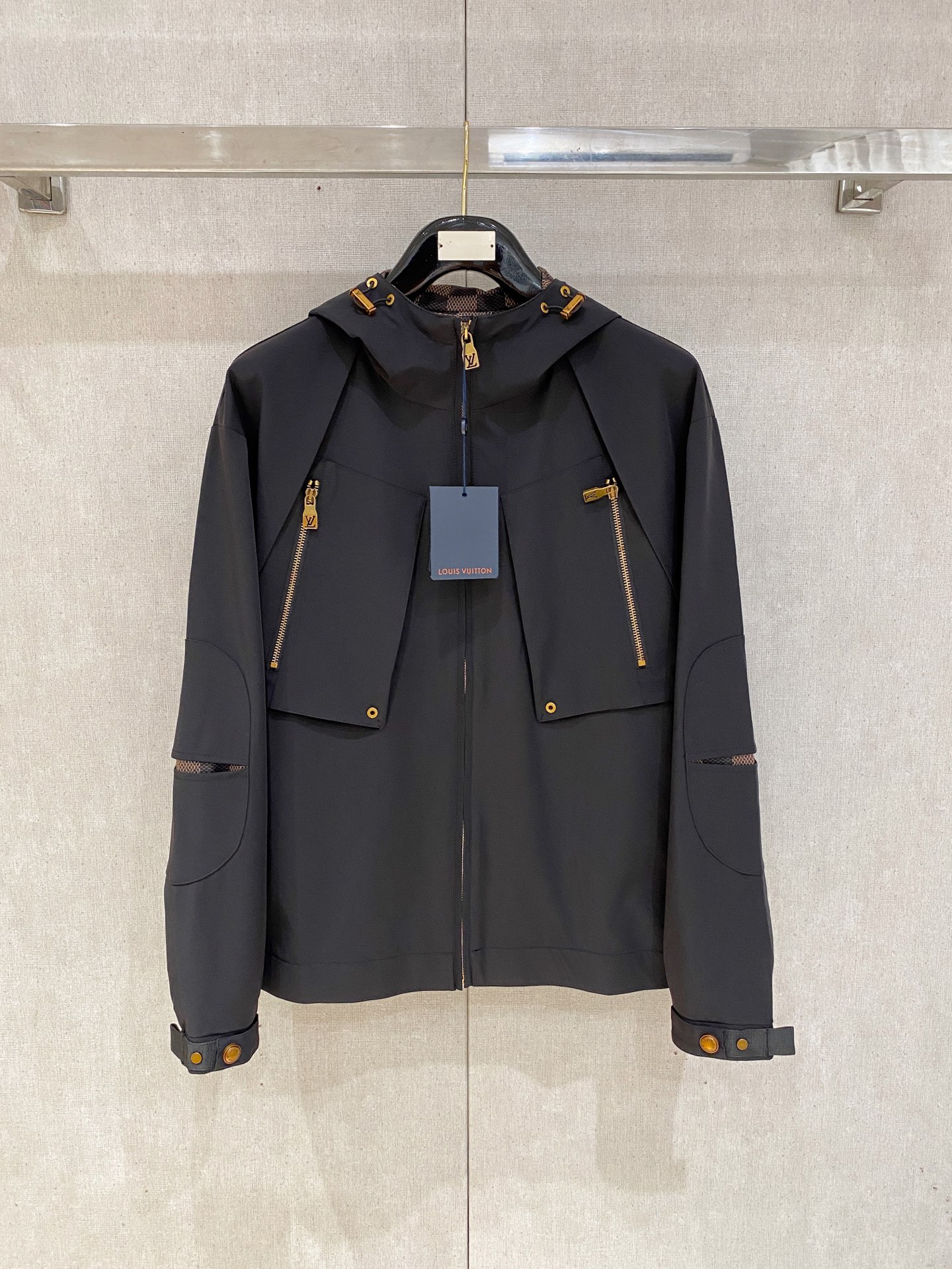 NO:509155,New product.lv new jacket, the new product on the show is perfect, comfortable and warm, the three-standard complete colors and full and attractive, and the very outstanding design easily advances the sense of fashion, the workmanship is extremely exquisite and rigorous, and the wiring is neat and meticulous!  A masterpiece of a big-name designer!  The upper body doesn't look bloated and super handsome!  Spot code M ~ XXXL,,louis vuitton,jackets & coats,jackets & coats,alexander wang19860909新品.lv新款夹克外套,秀场新品品相非常完美,舒适保暖,三标齐全色泽饱满诱人,非常出彩的设计,轻松将时髦感进阶,做工极为考究严谨,走线工整细致！大牌设计师巨作！上身不显臃肿、超级帅气！现货码数M ～ XXXL,,louis vuitton,jackets & coats,jackets & coats,alexander wang,Men's clothing