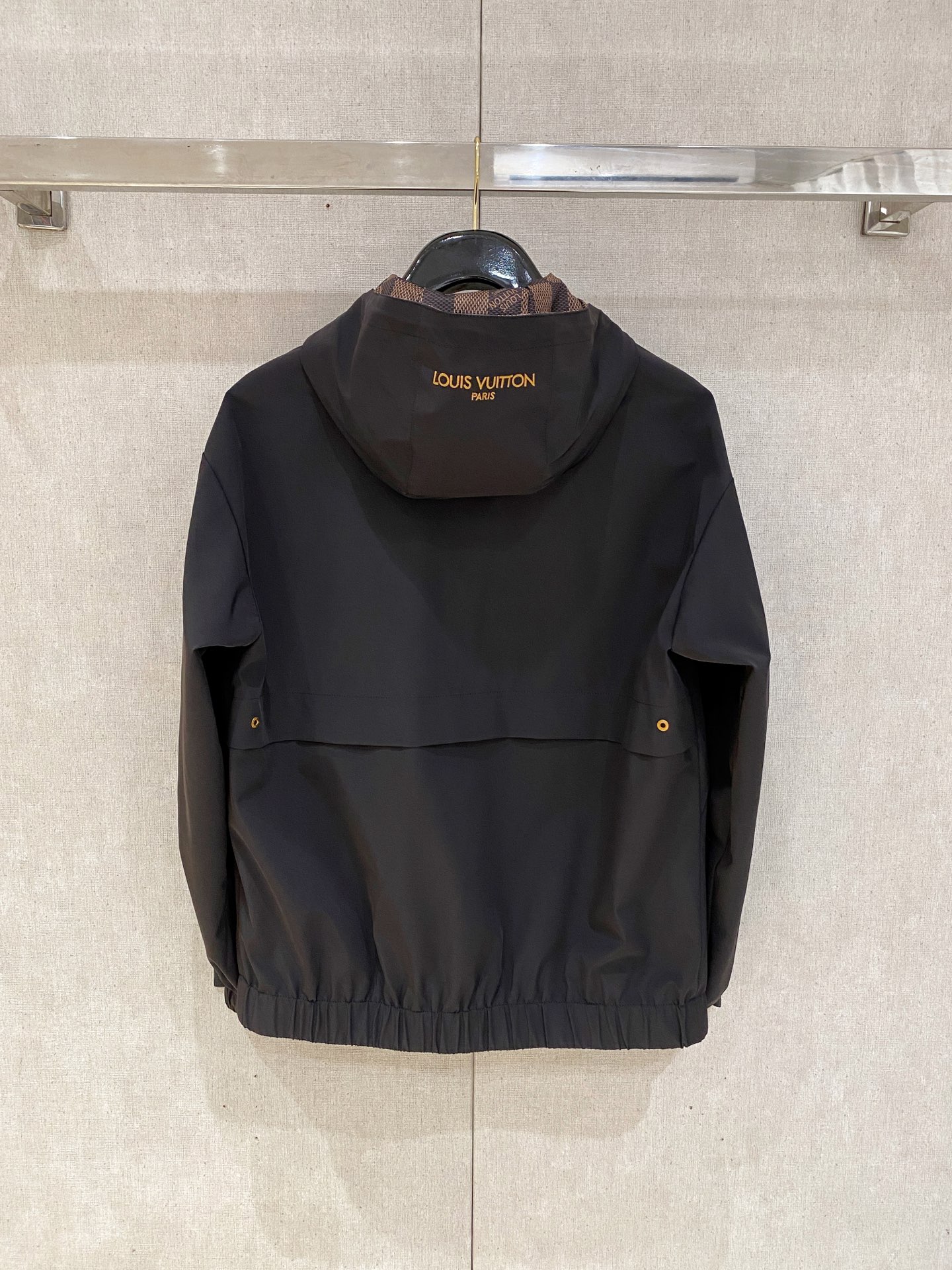 ❤️ 新品。lv新款夹克外套，秀场新品‼品相非常完美，舒适保暖，三标齐全色泽饱满诱人，非常出彩的设计，轻