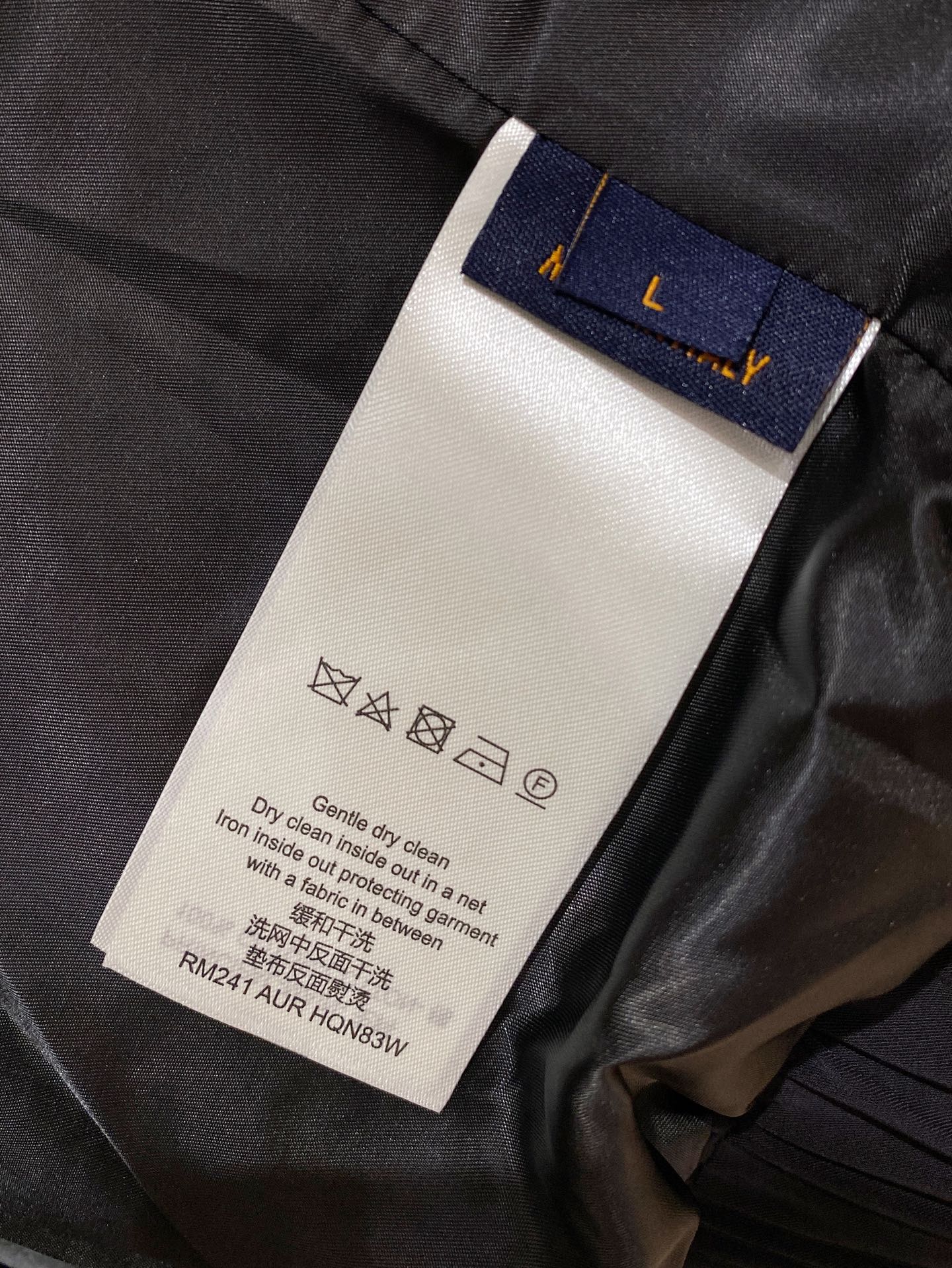 ❤️ 新品。lv新款夹克外套，秀场新品‼品相非常完美，舒适保暖，三标齐全色泽饱满诱人，非常出彩的设计，轻