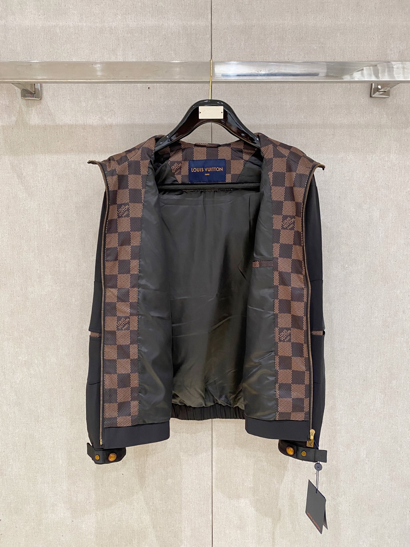 ❤️ 新品。lv新款夹克外套，秀场新品‼品相非常完美，舒适保暖，三标齐全色泽饱满诱人，非常出彩的设计，轻