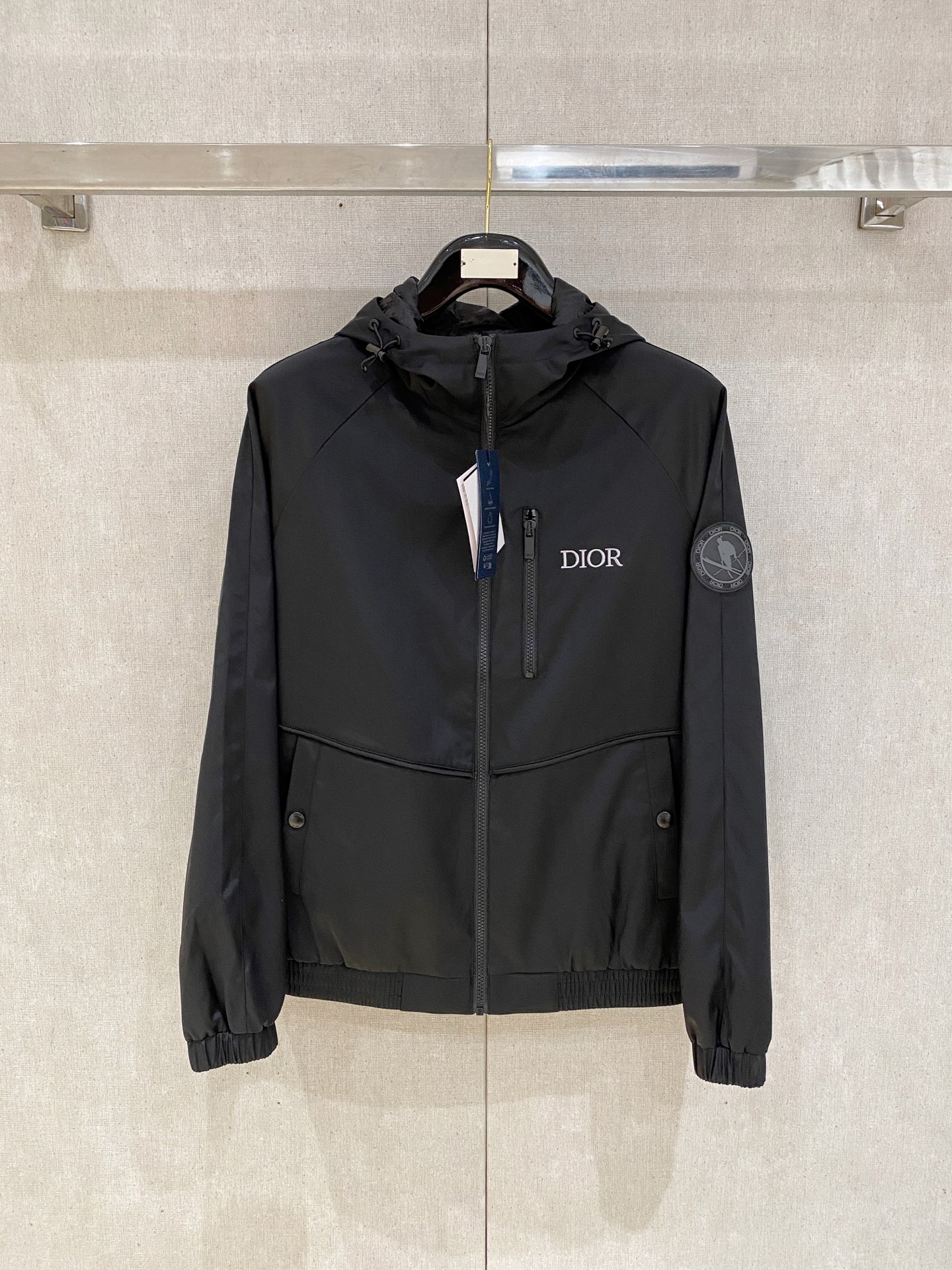 NO:509154,New product.Dio*Disant Alliance new jacket jacket, the new product on the show is perfect, comfortable and warm, the three standards are complete in color and full and attractive, and the very outstanding design easily advances the sense of fashion. The workmanship is extremely exquisite and rigorous, and the wiring is neat and meticulous!  A masterpiece of a big-name designer!  The upper body doesn't look bloated and super handsome!  Spot code M ~ XXXL,,dior,jackets & coats,jackets & coats,alexander wang19860909新品.Dio*迪桑特联盟新款夹克外套,秀场新品品相非常完美,舒适保暖,三标齐全色泽饱满诱人,非常出彩的设计,轻松将时髦感进阶,做工极为考究严谨,走线工整细致！大牌设计师巨作！上身不显臃肿、超级帅气！现货码数M ～ XXXL,,dior,jackets & coats,jackets & coats,alexander wang,Men's clothing