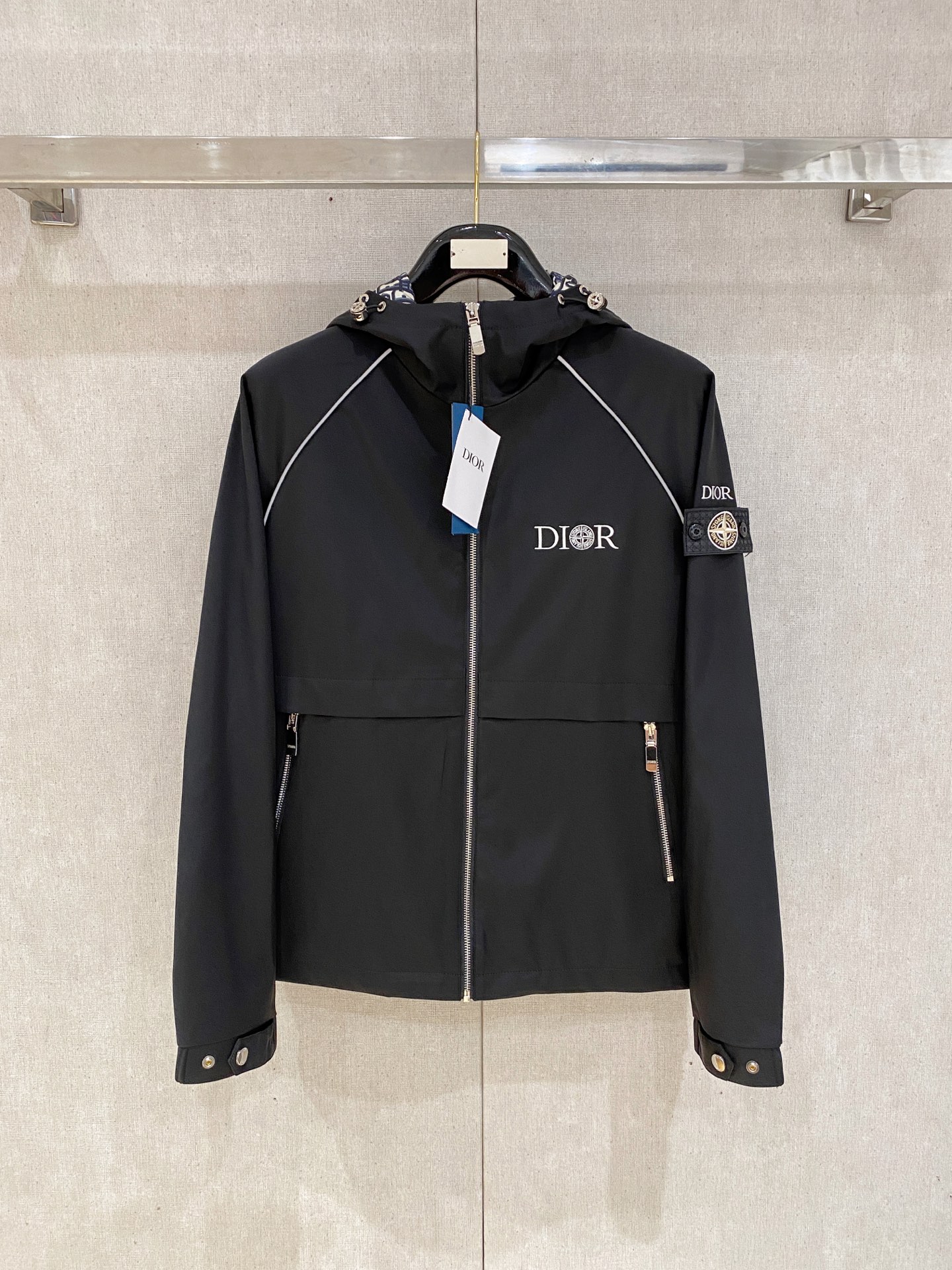 NO:509166,New product.diro home new jacket jacket, the new product on the show is perfect, comfortable and warm, the three-standard complete colors and full and attractive, and the very outstanding design easily advances the sense of fashion, the workmanship is extremely exquisite and rigorous, and the wiring is neat and meticulous!  A masterpiece of a big-name designer!  The upper body doesn't look bloated and super handsome!  Spot code M ~ XXXL,,jackets & coats,jackets & coats,alexander wang19860909新品.diro家新款夹克外套,秀场新品品相非常完美,舒适保暖,三标齐全色泽饱满诱人,非常出彩的设计,轻松将时髦感进阶,做工极为考究严谨,走线工整细致！大牌设计师巨作！上身不显臃肿、超级帅气！现货码数M ～ XXXL,,jackets & coats,jackets & coats,alexander wang,Men's clothing