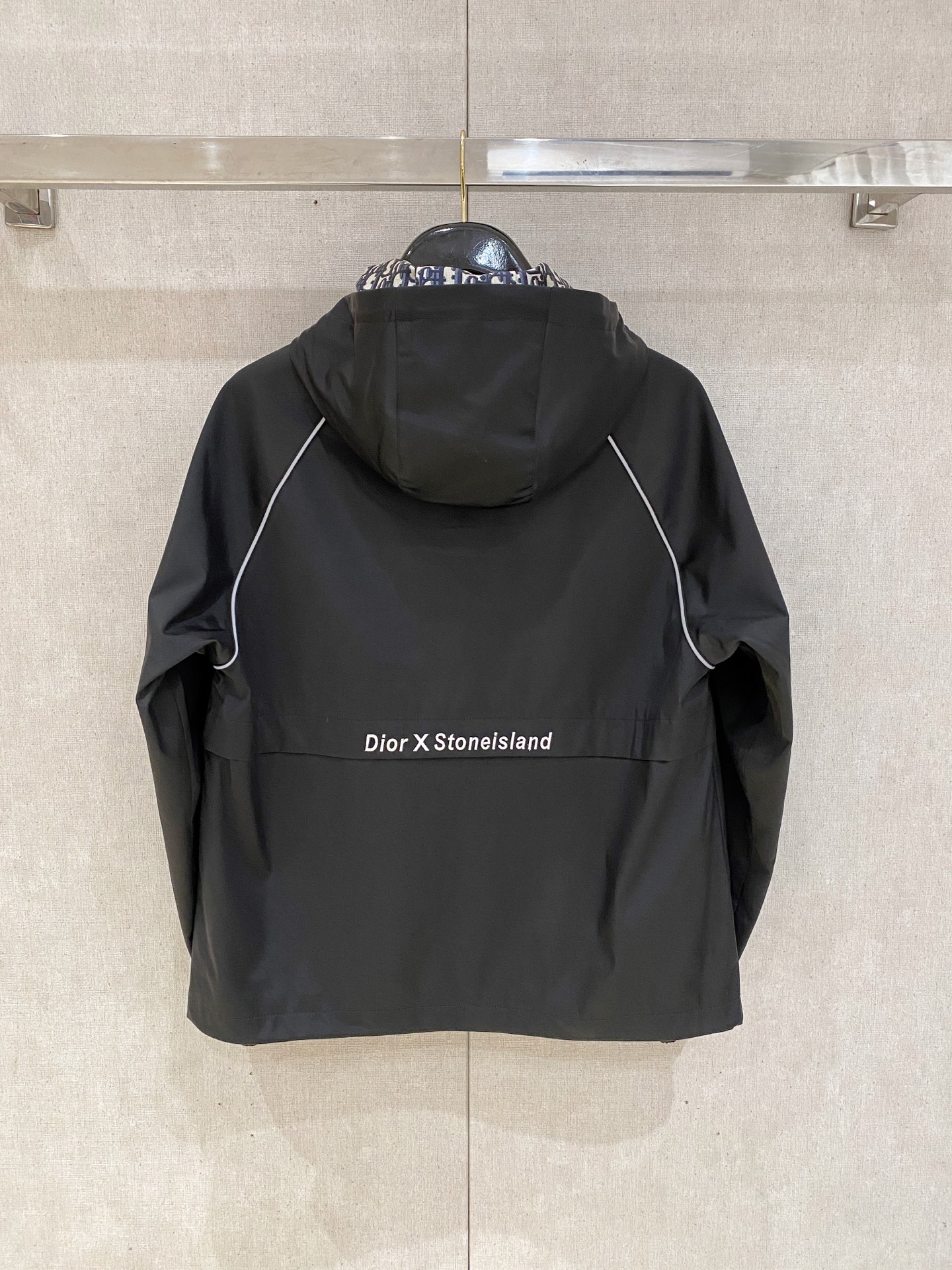 新品。diro家新款夹克外套，秀场新品‼品相非常完美，舒适保暖，三标齐全色泽饱满诱人，非常出彩的设计，轻