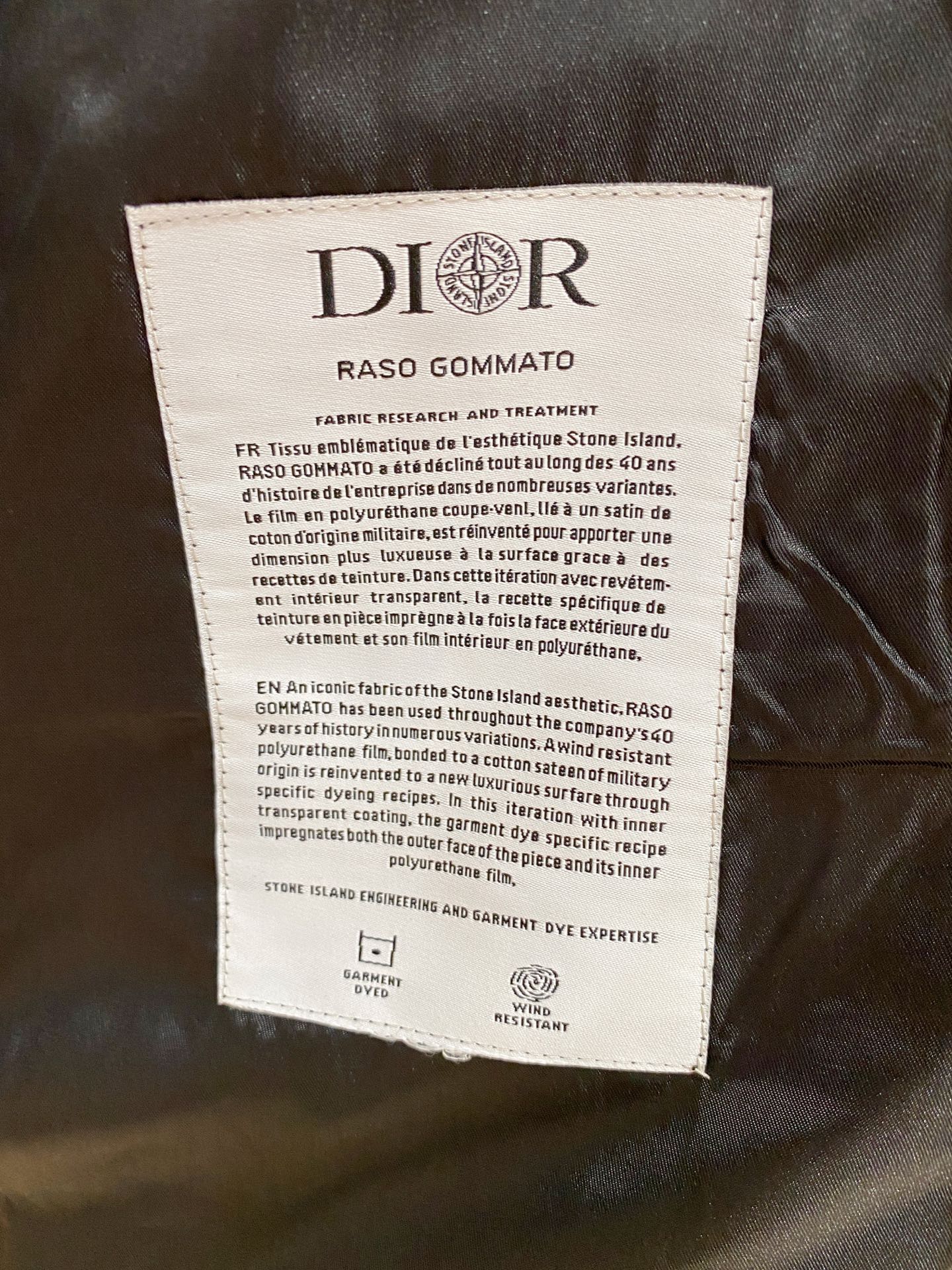 新品。diro家新款夹克外套，秀场新品‼品相非常完美，舒适保暖，三标齐全色泽饱满诱人，非常出彩的设计，轻